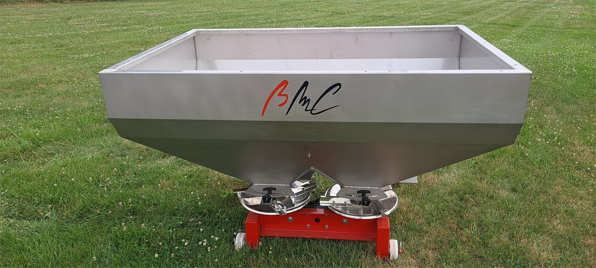 2025 BMC SYNTRA 800 Pull-Type Fertilizer Spreader