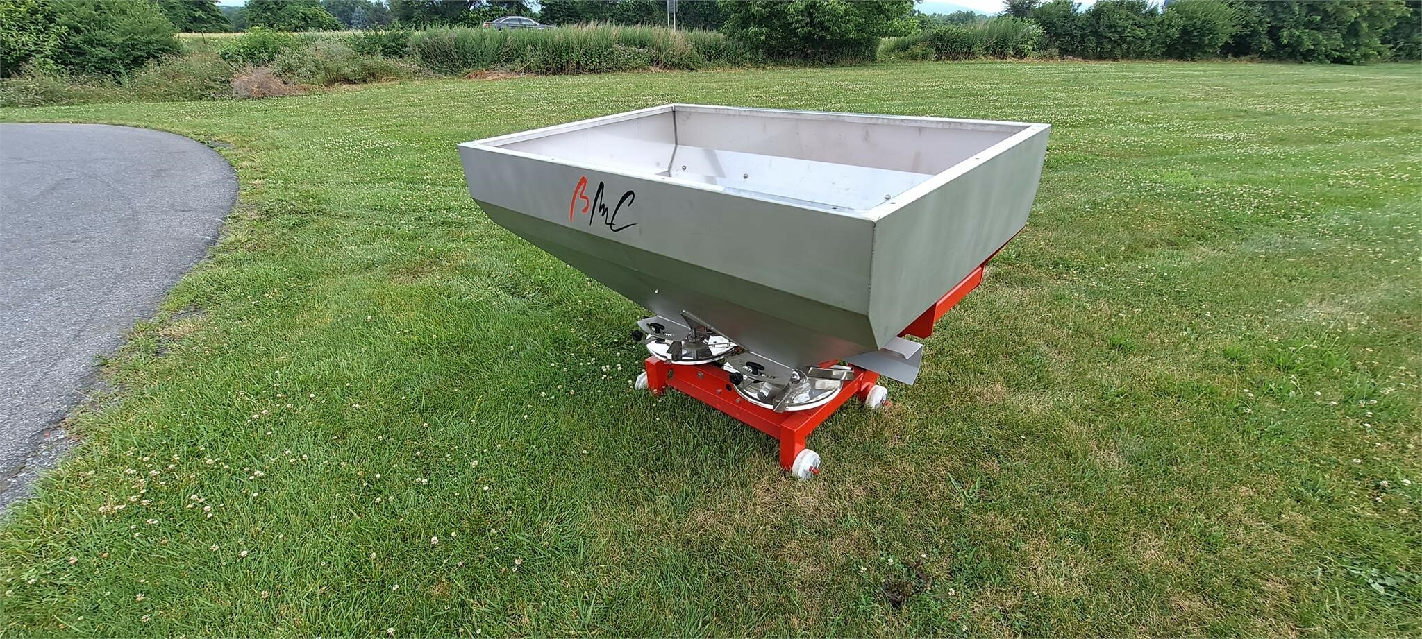 2025 BMC SYNTRA 800 Pull-Type Fertilizer Spreader