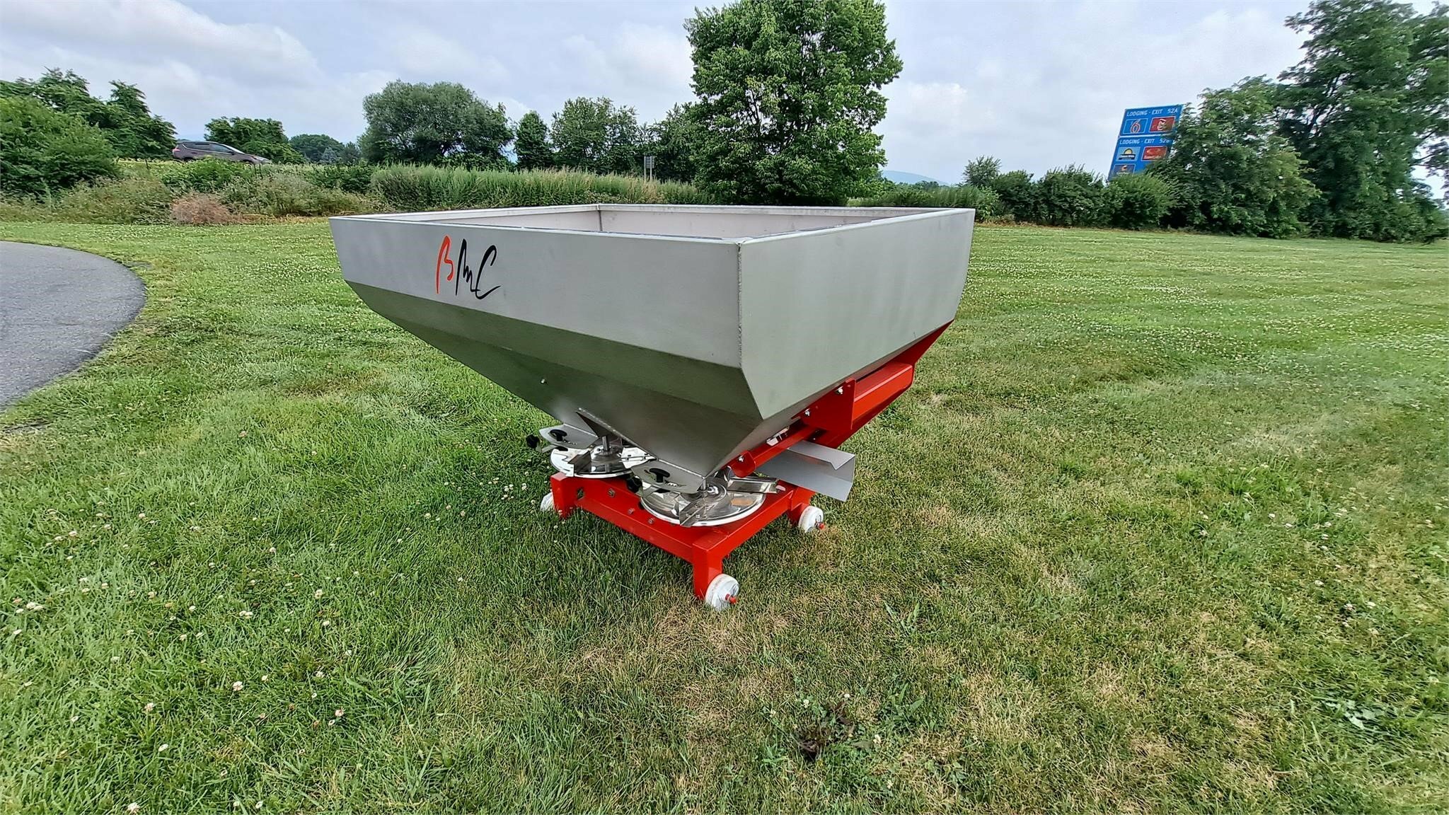 2025 BMC SYNTRA 800 Pull-Type Fertilizer Spreader