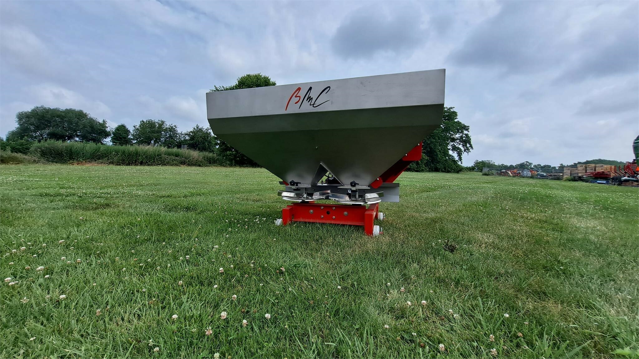 2025 BMC SYNTRA 800 Pull-Type Fertilizer Spreader