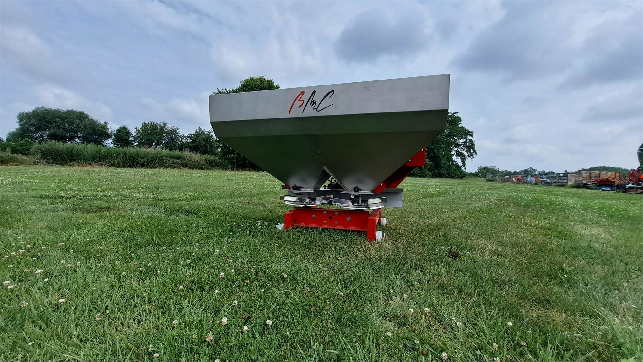2025 BMC SYNTRA 800 Pull-Type Fertilizer Spreader