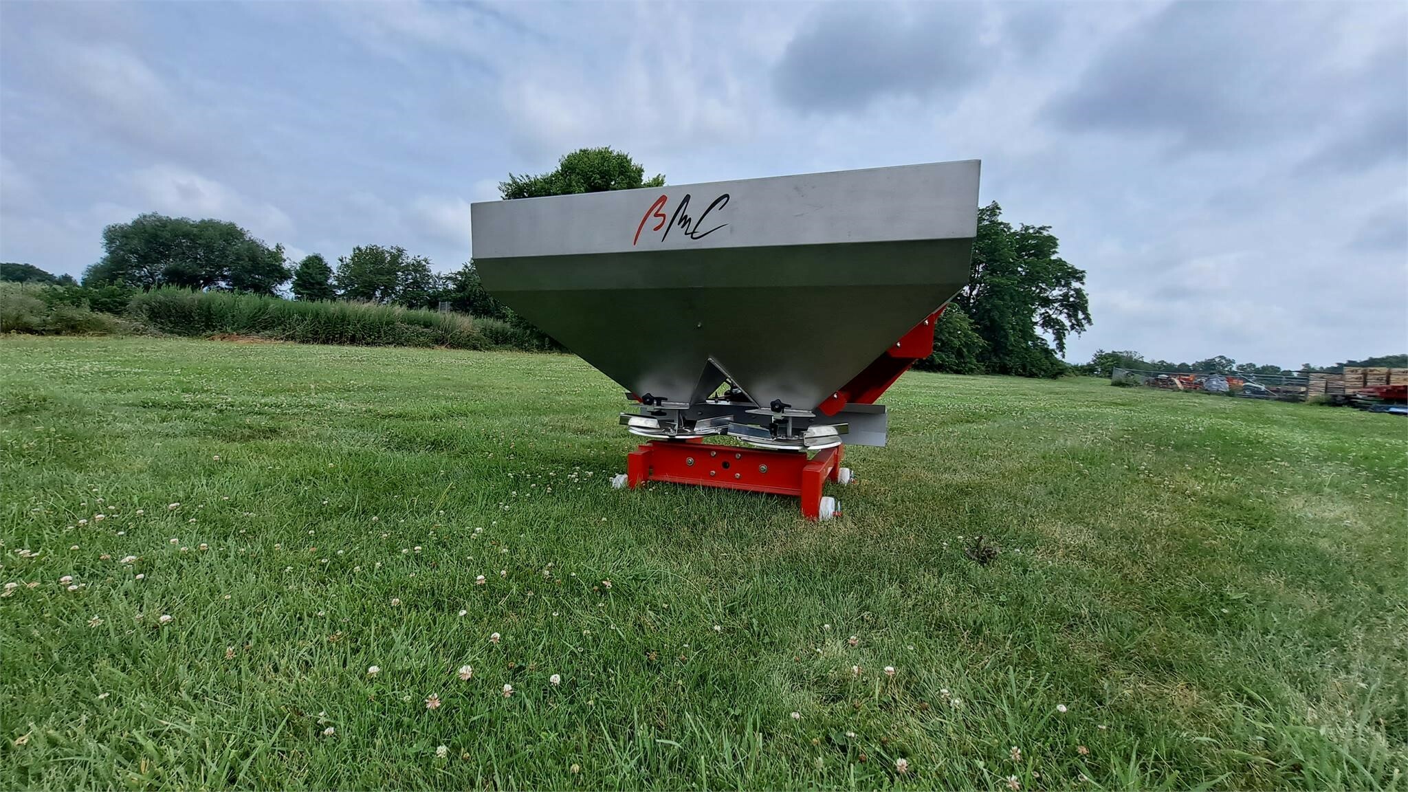 2025 BMC SYNTRA 800 Pull-Type Fertilizer Spreader
