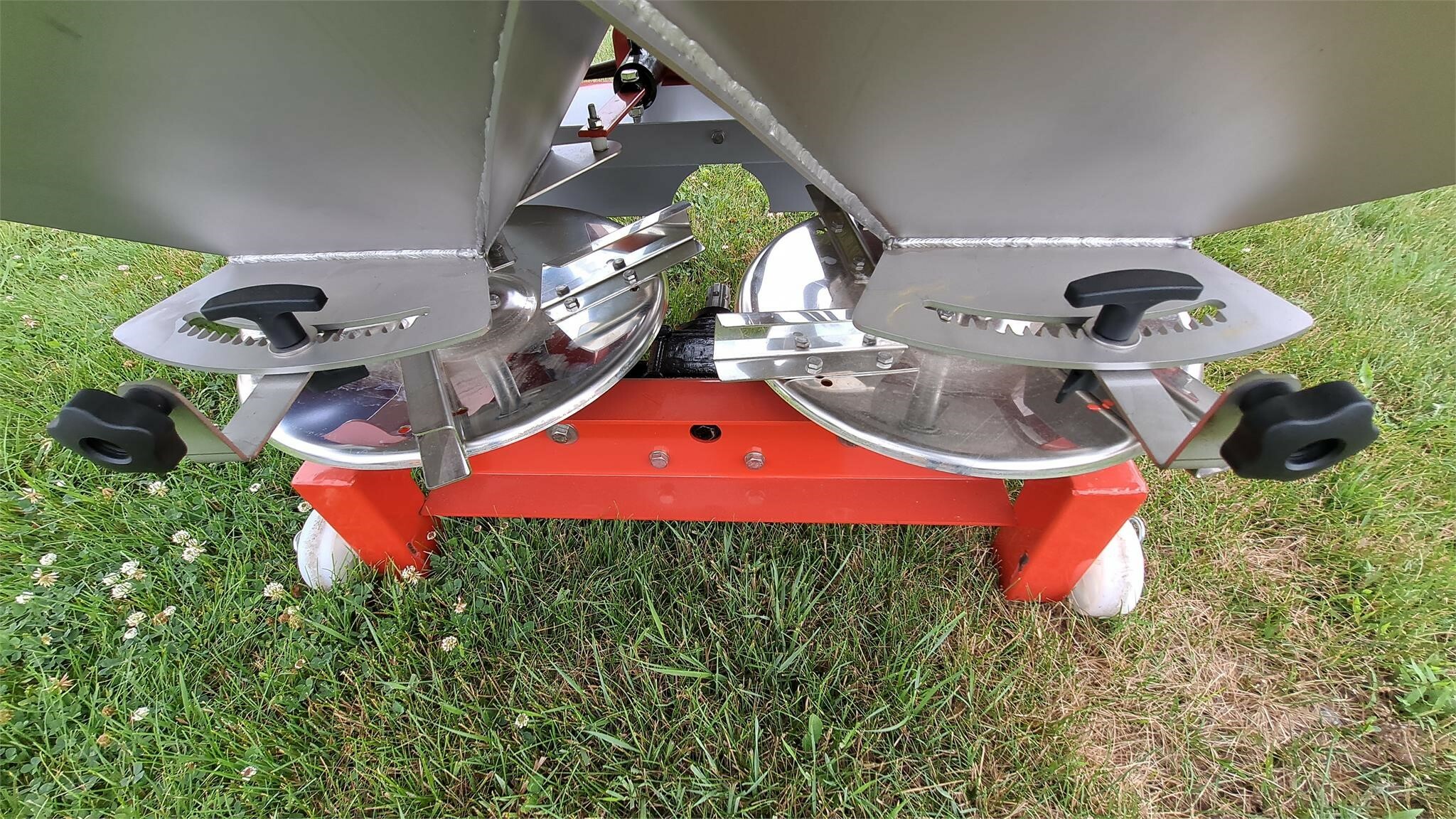 2025 BMC SYNTRA 800 Pull-Type Fertilizer Spreader