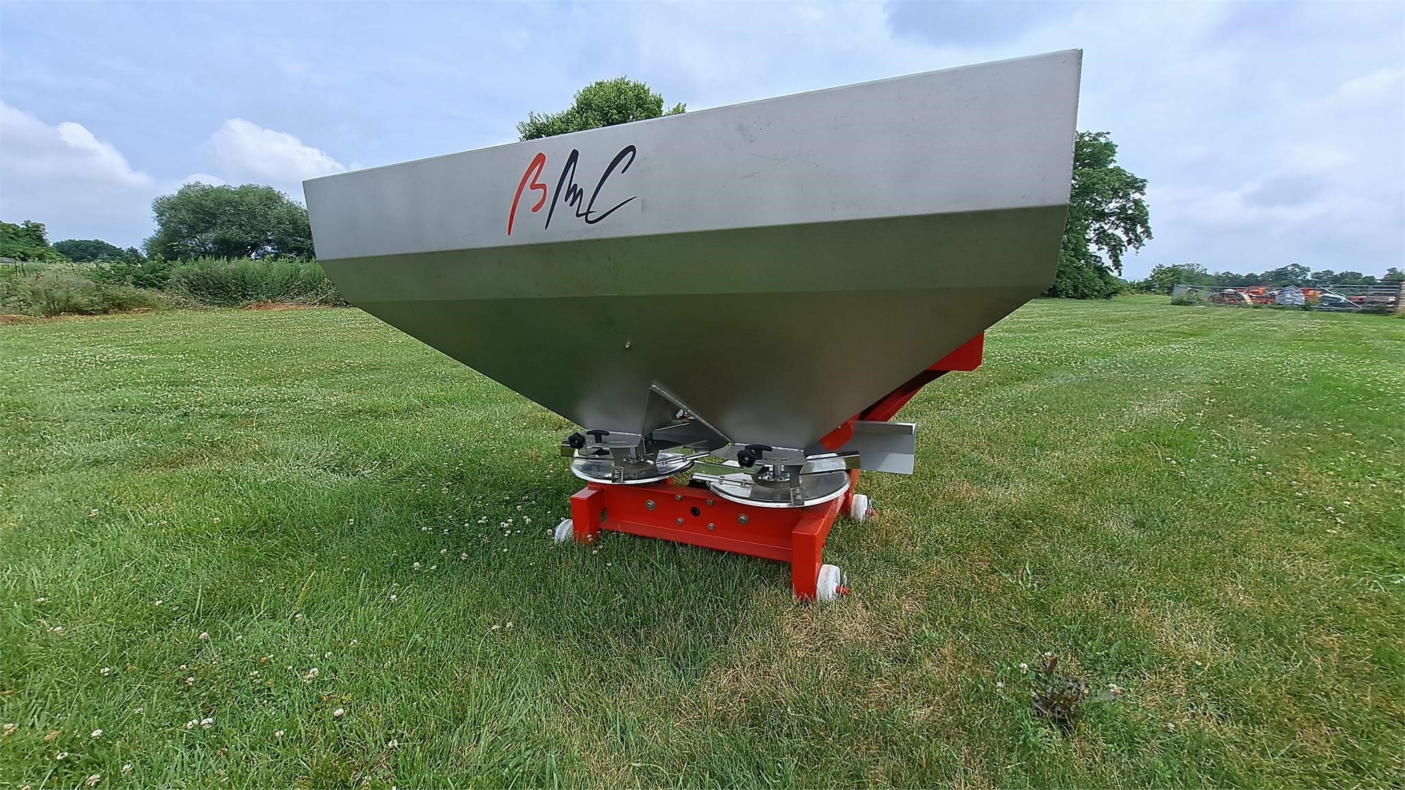 2025 BMC SYNTRA 800 Pull-Type Fertilizer Spreader