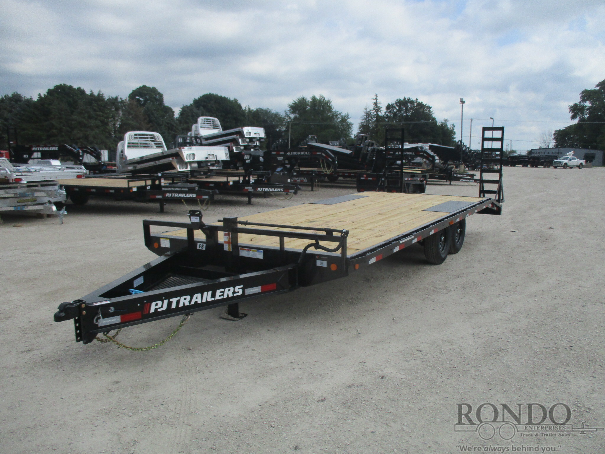 2023 PJ F8J2272BSBK Flatbed Trailer Call Machinery Pete