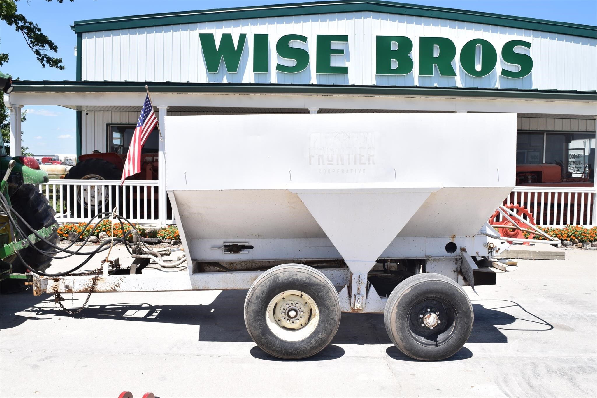  Dempster Clipper 200 Pull-Type Fertilizer Spreader