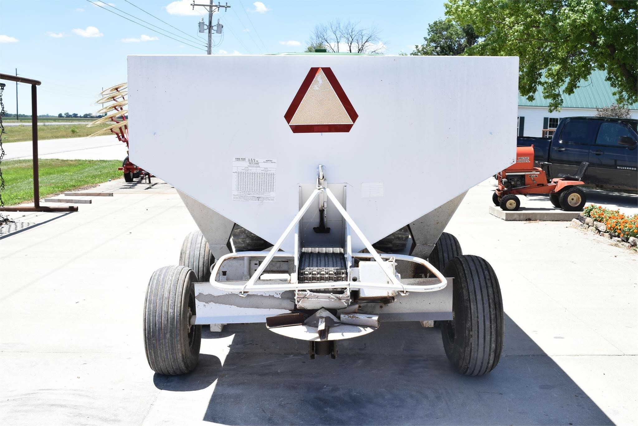  Dempster Clipper 200 Pull-Type Fertilizer Spreader