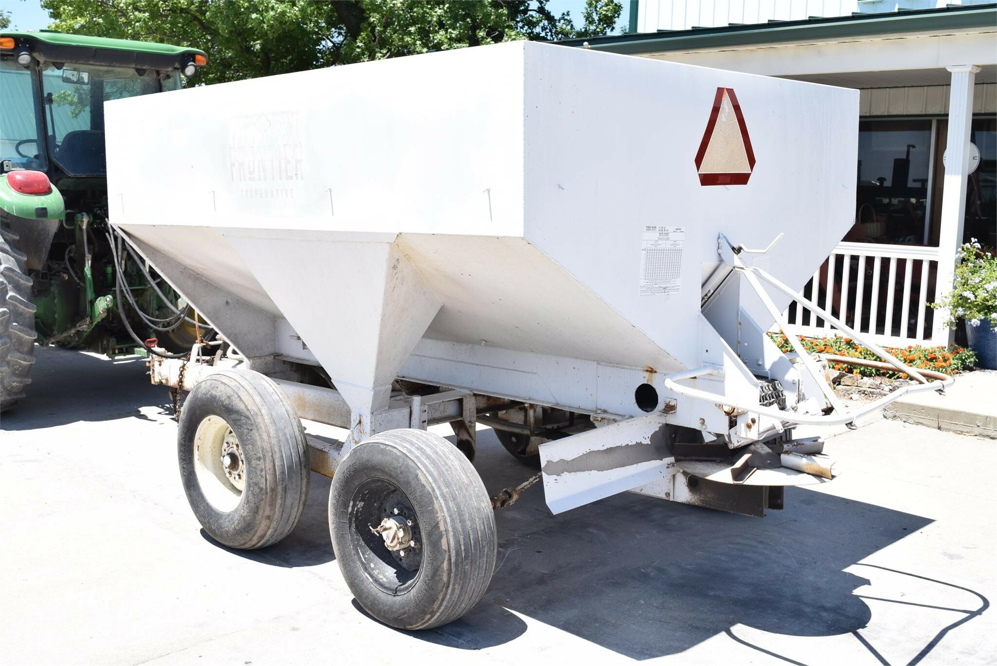  Dempster Clipper 200 Pull-Type Fertilizer Spreader