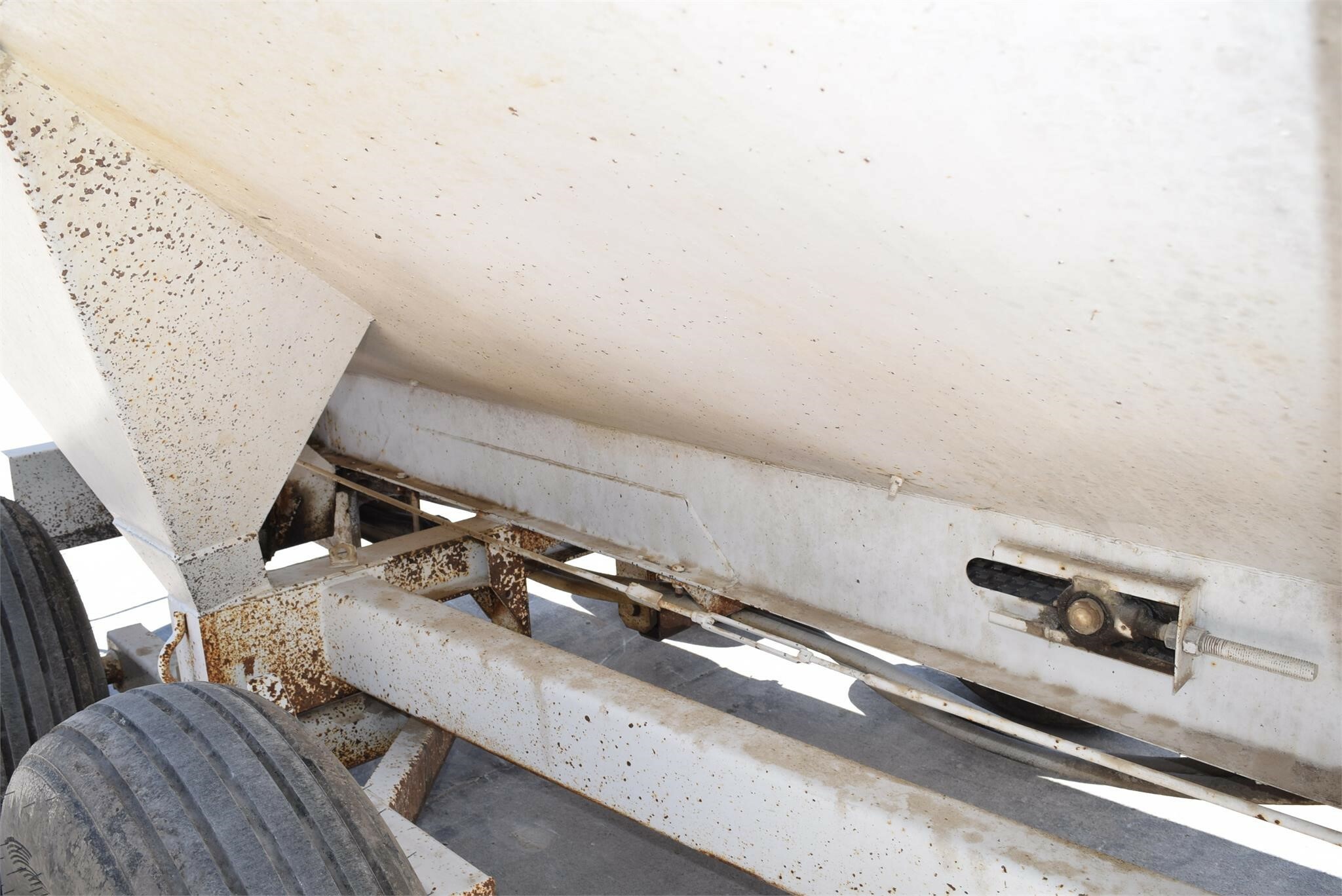  Dempster Clipper 200 Pull-Type Fertilizer Spreader