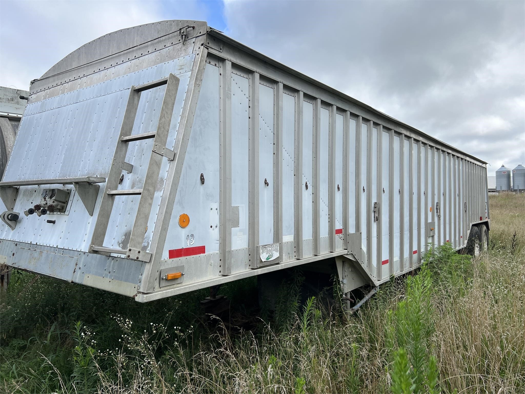 1980 Cornhusker 800 Grain Trailer