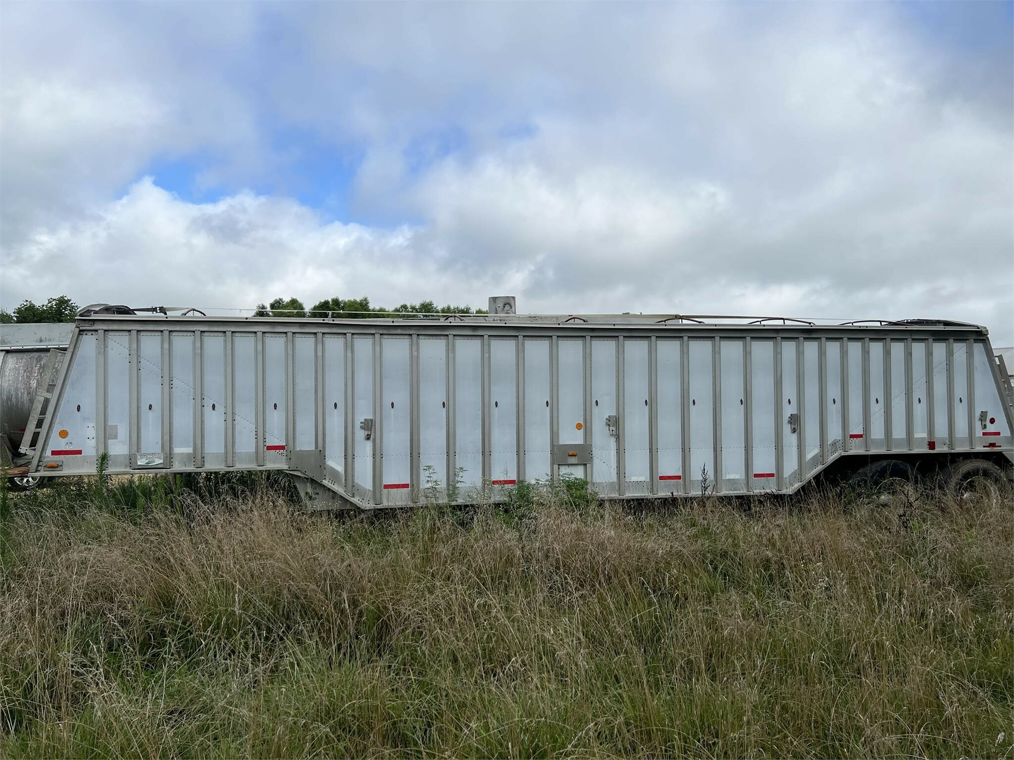 1980 Cornhusker 800 Grain Trailer
