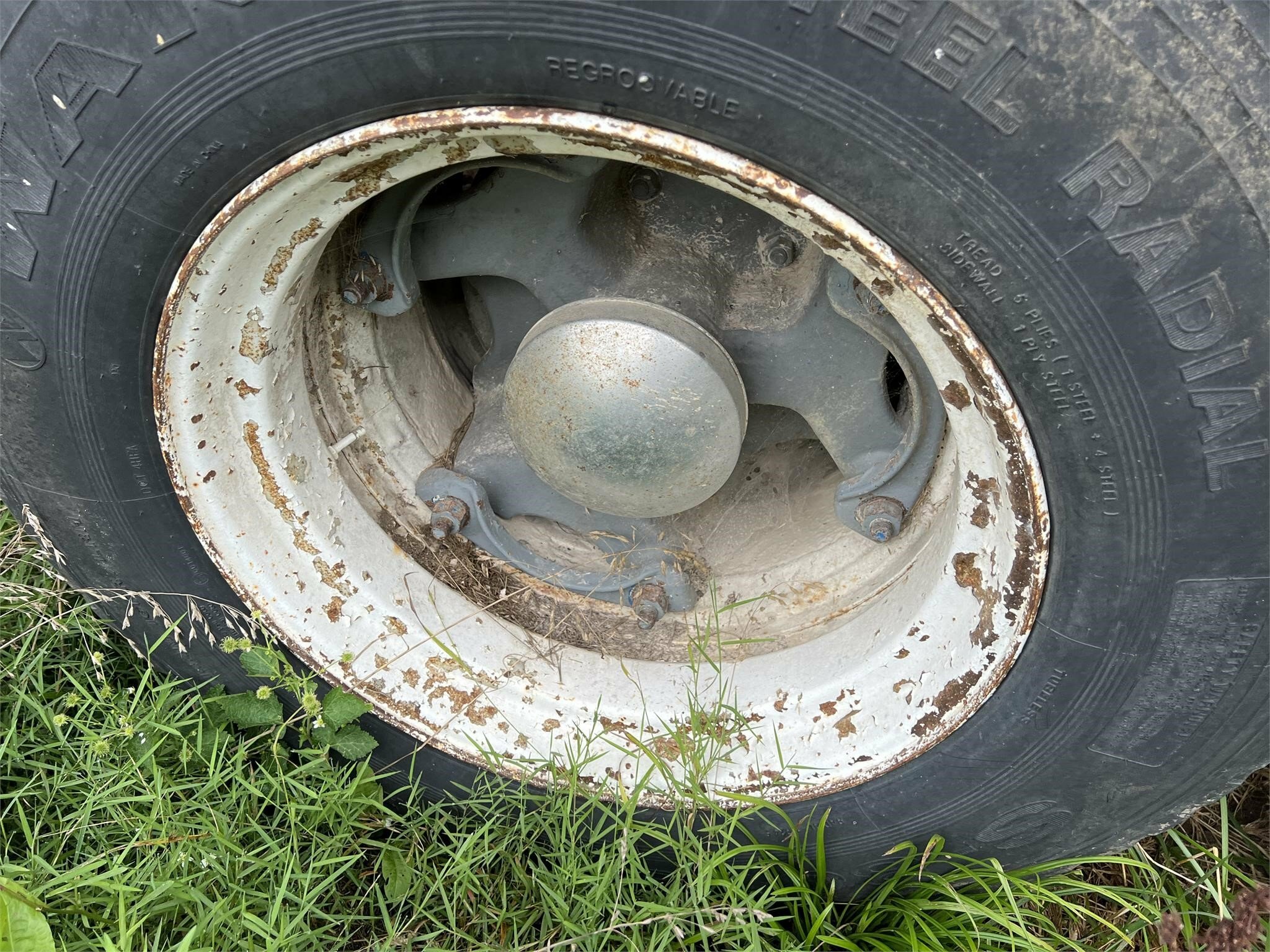 1980 Cornhusker 800 Grain Trailer