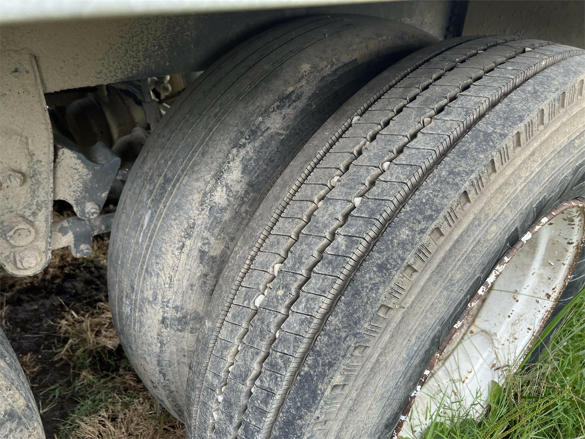 1980 Cornhusker 800 Grain Trailer