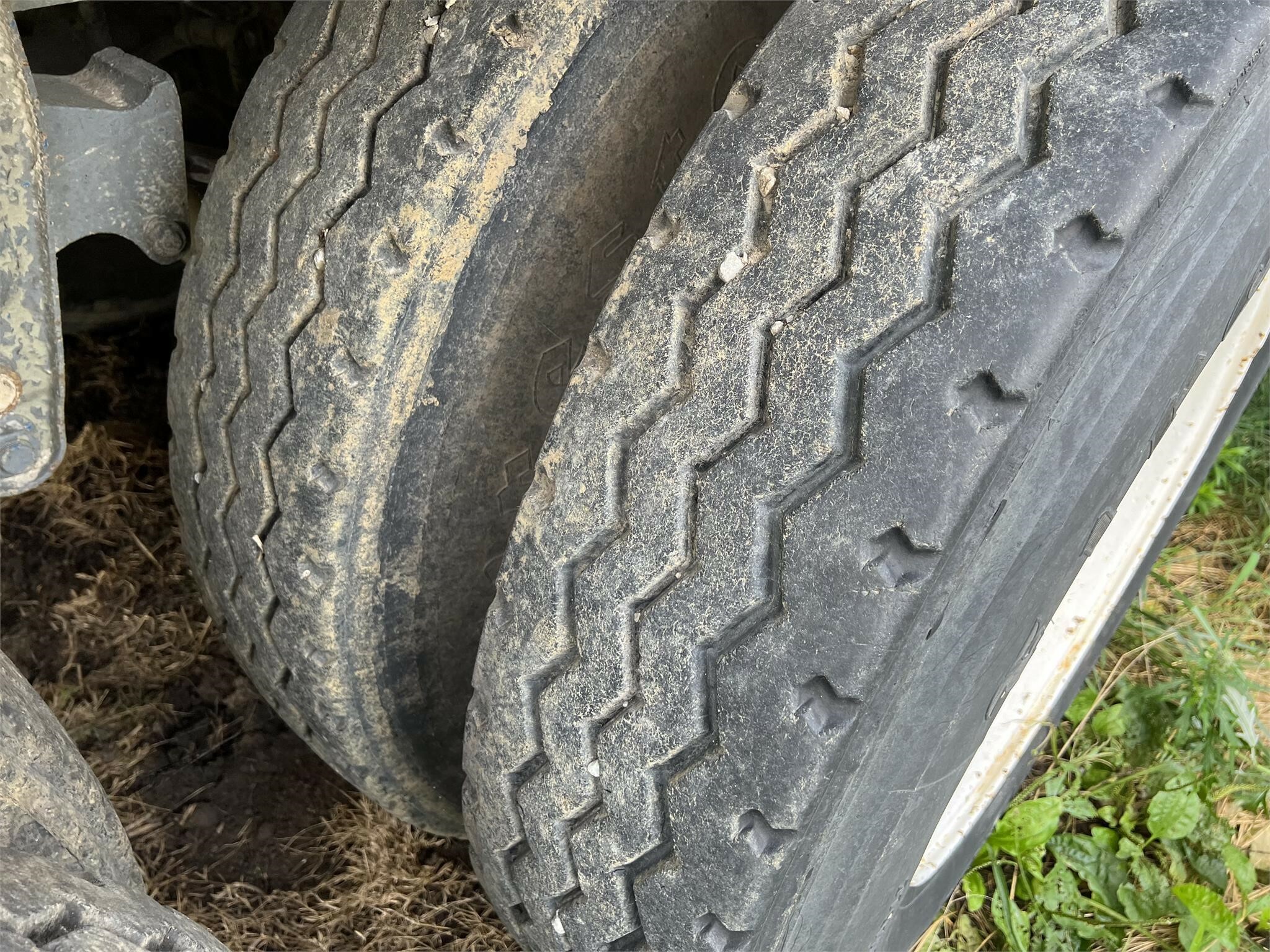1980 Cornhusker 800 Grain Trailer