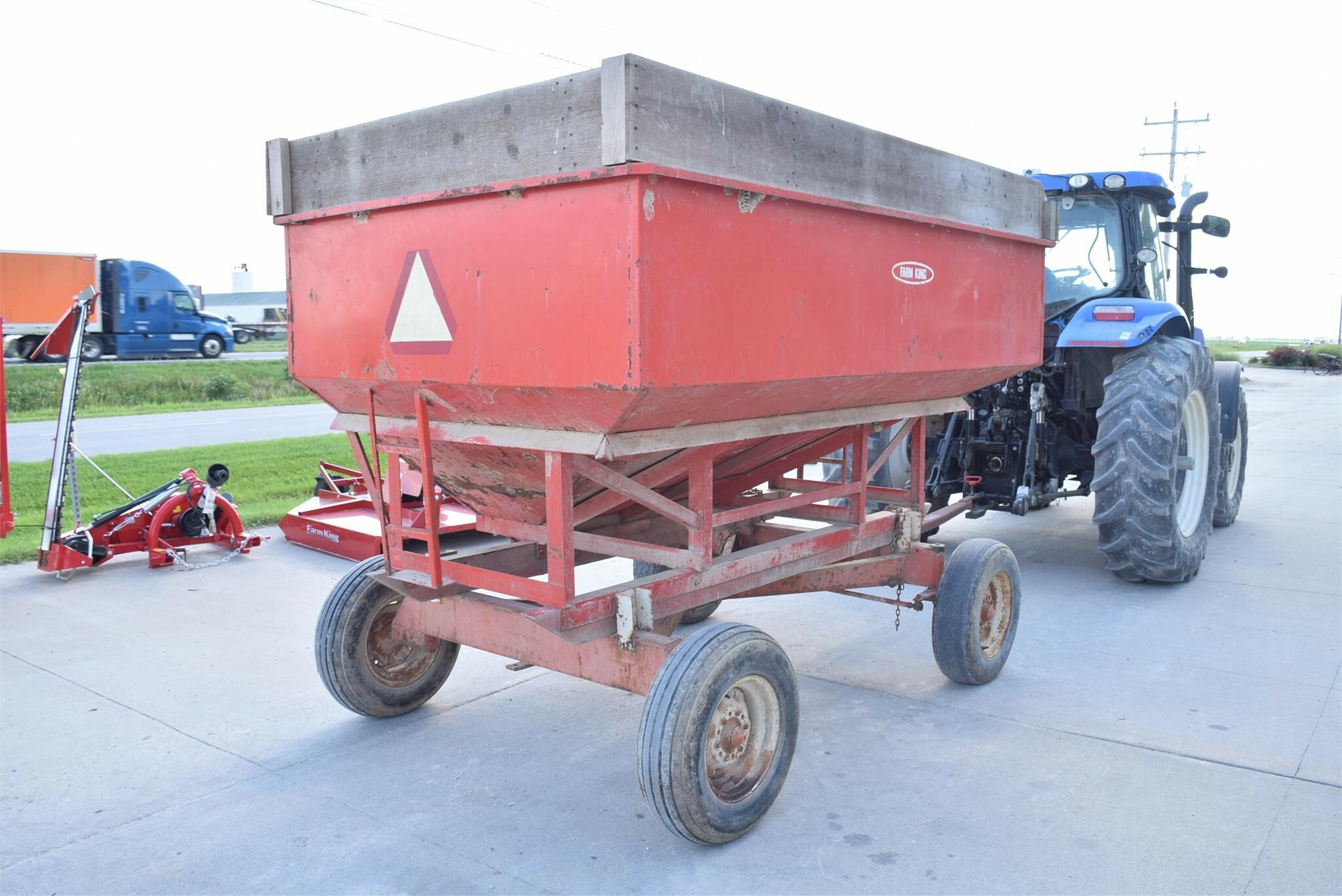  Farm King 250 Gravity Wagon
