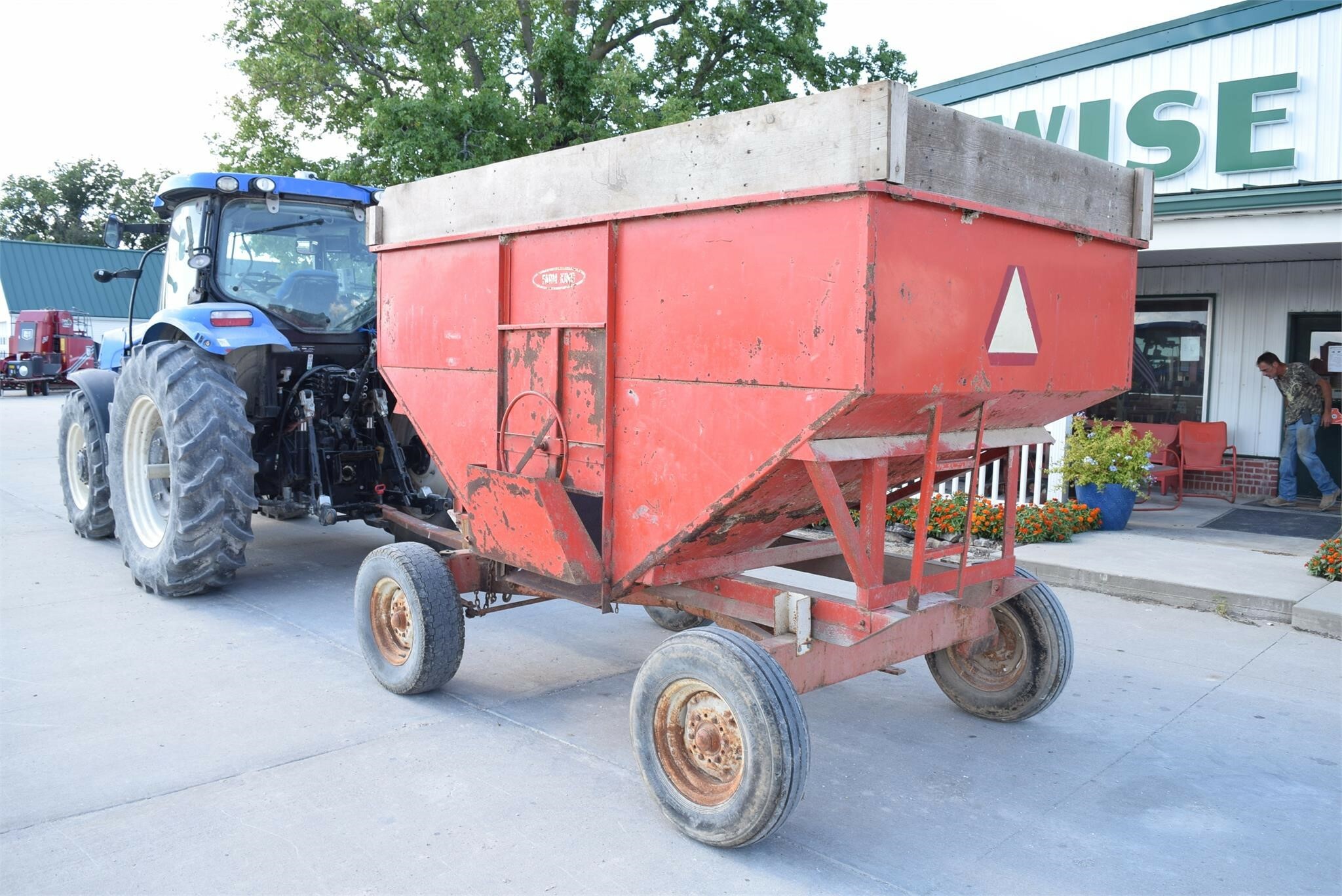  Farm King 250 Gravity Wagon