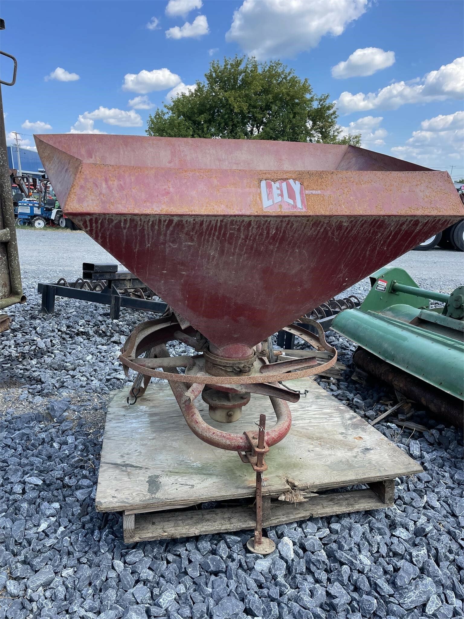 Lely 1250 PullType Fertilizer Spreader 800 Machinery Pete