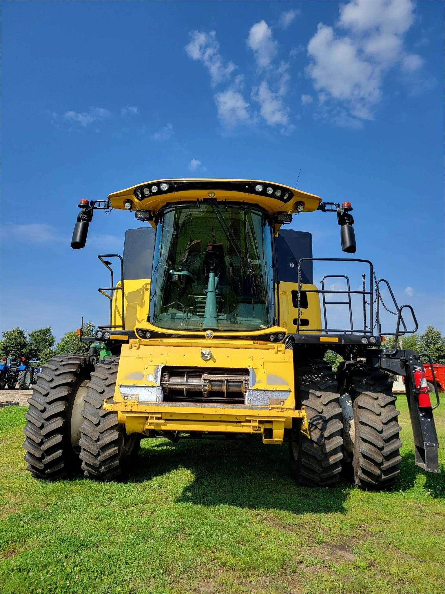 2015 New Holland CR7.90 Combine