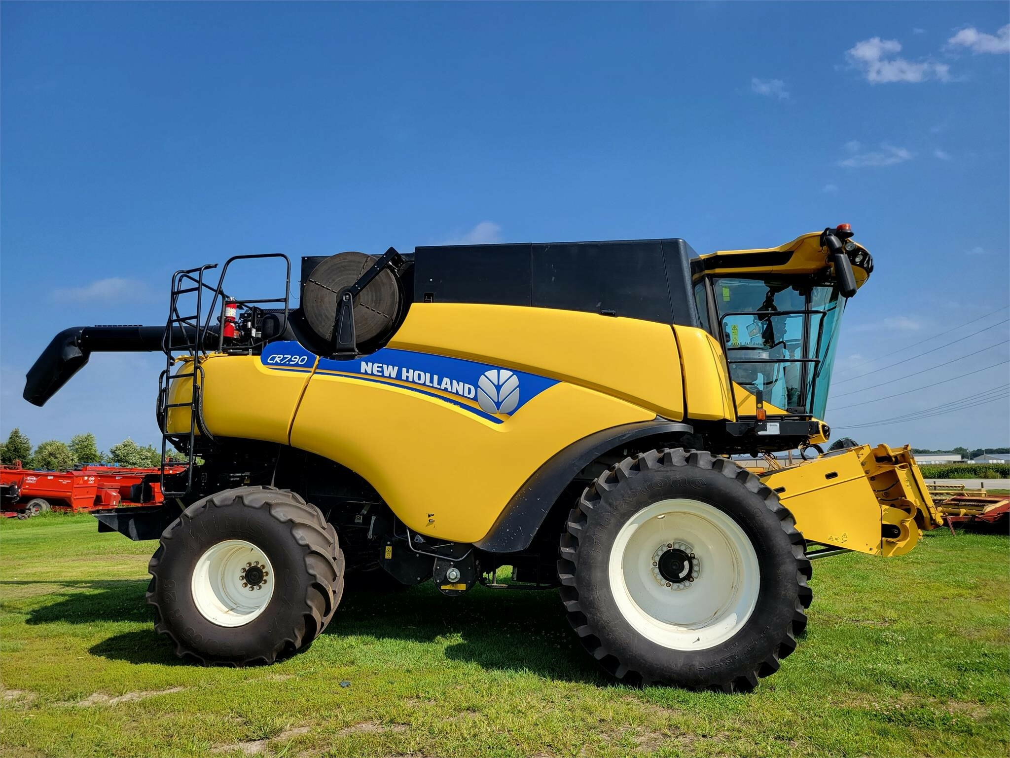 2015 New Holland CR7.90 Combine