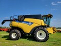 2015 New Holland CR7.90 Combine