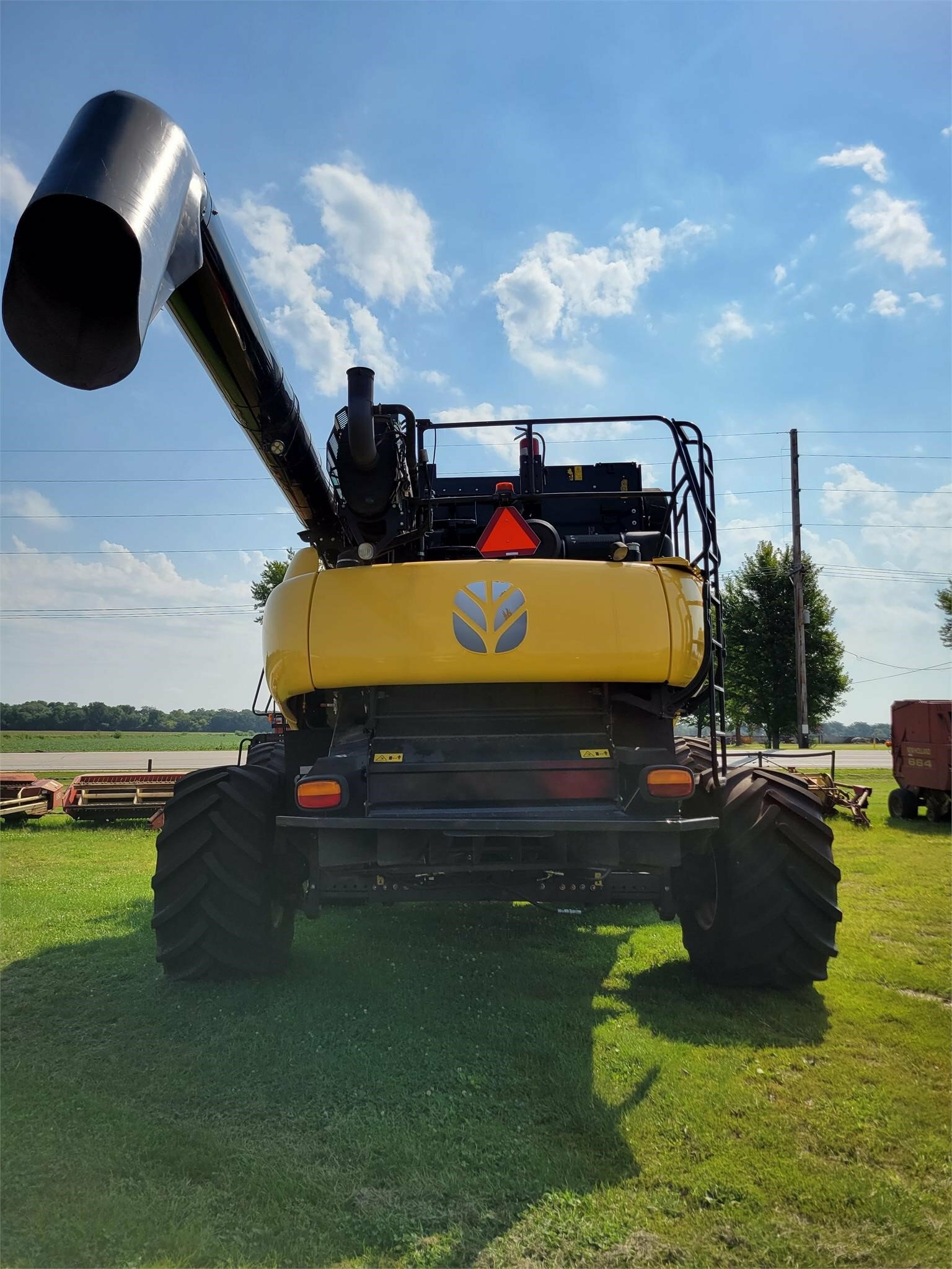 2015 New Holland CR7.90 Combine