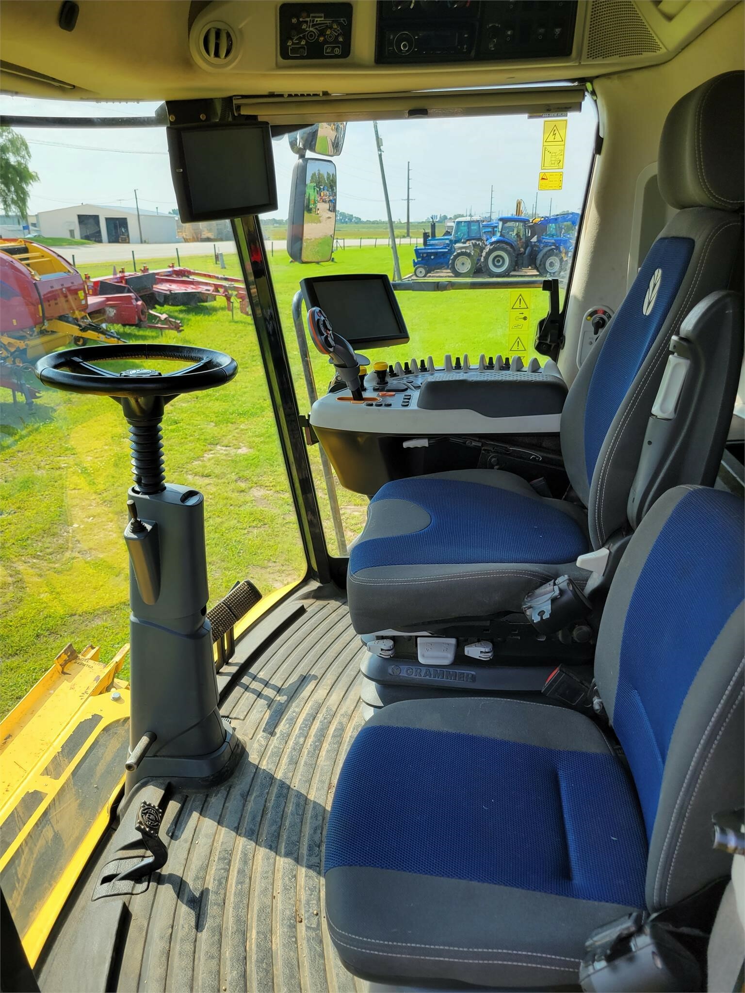 2015 New Holland CR7.90 Combine