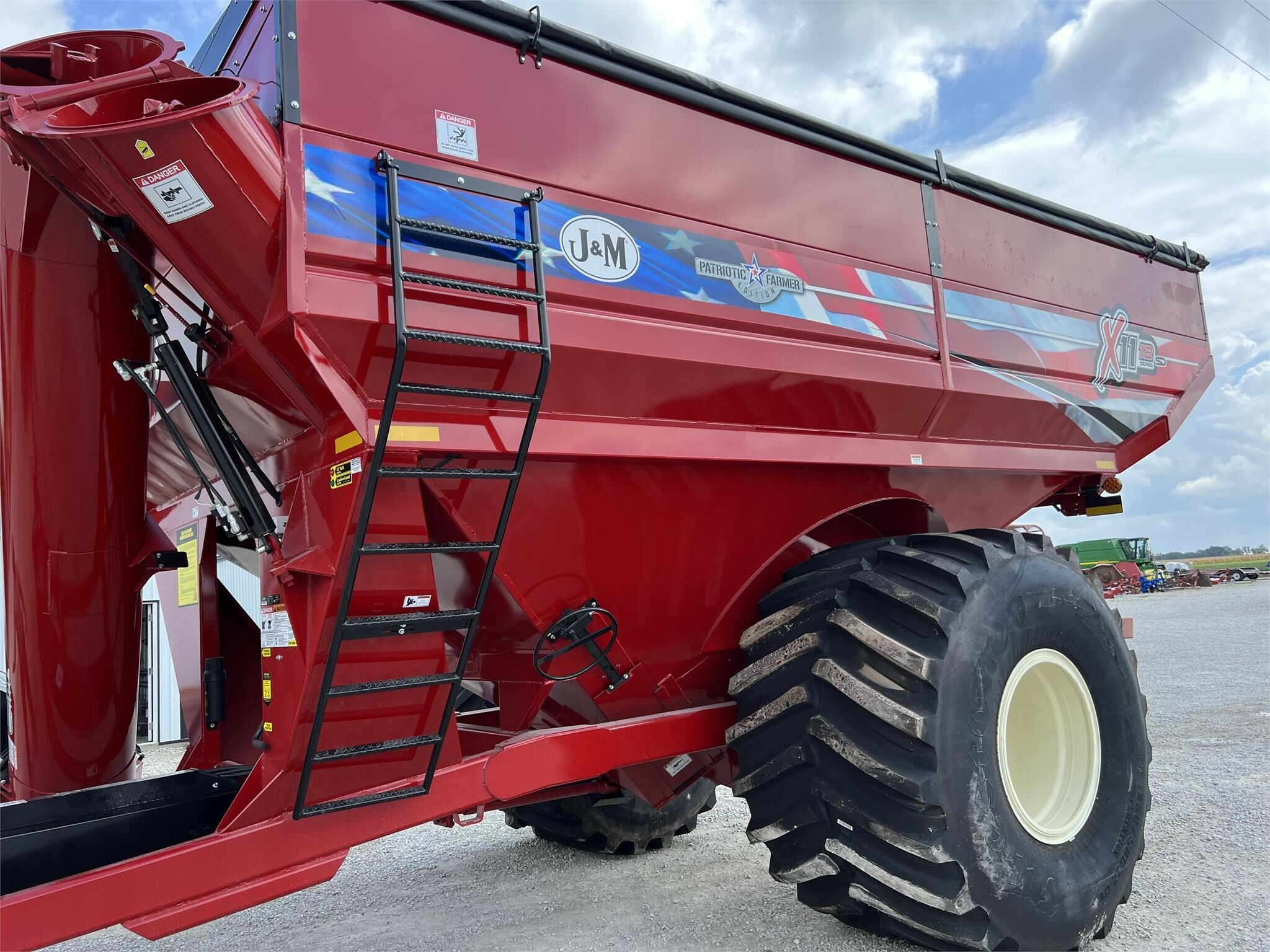 2026 J&M 1112 Grain Cart