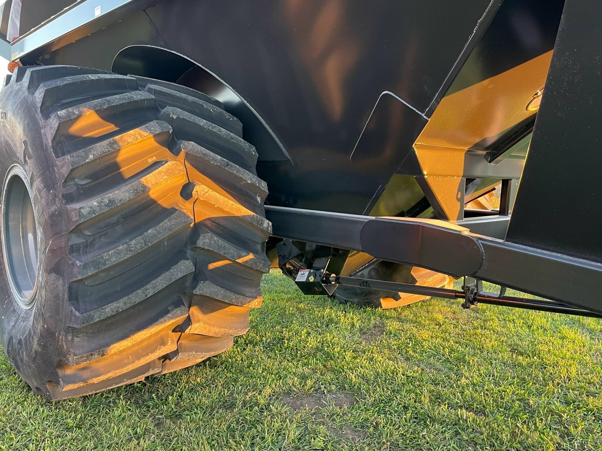2026 J&M 1112 Grain Cart