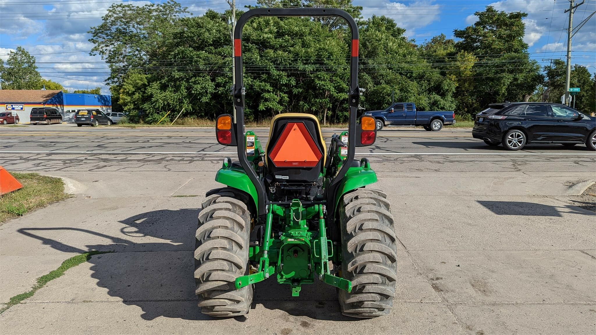 2015 John Deere 3033R Tractor