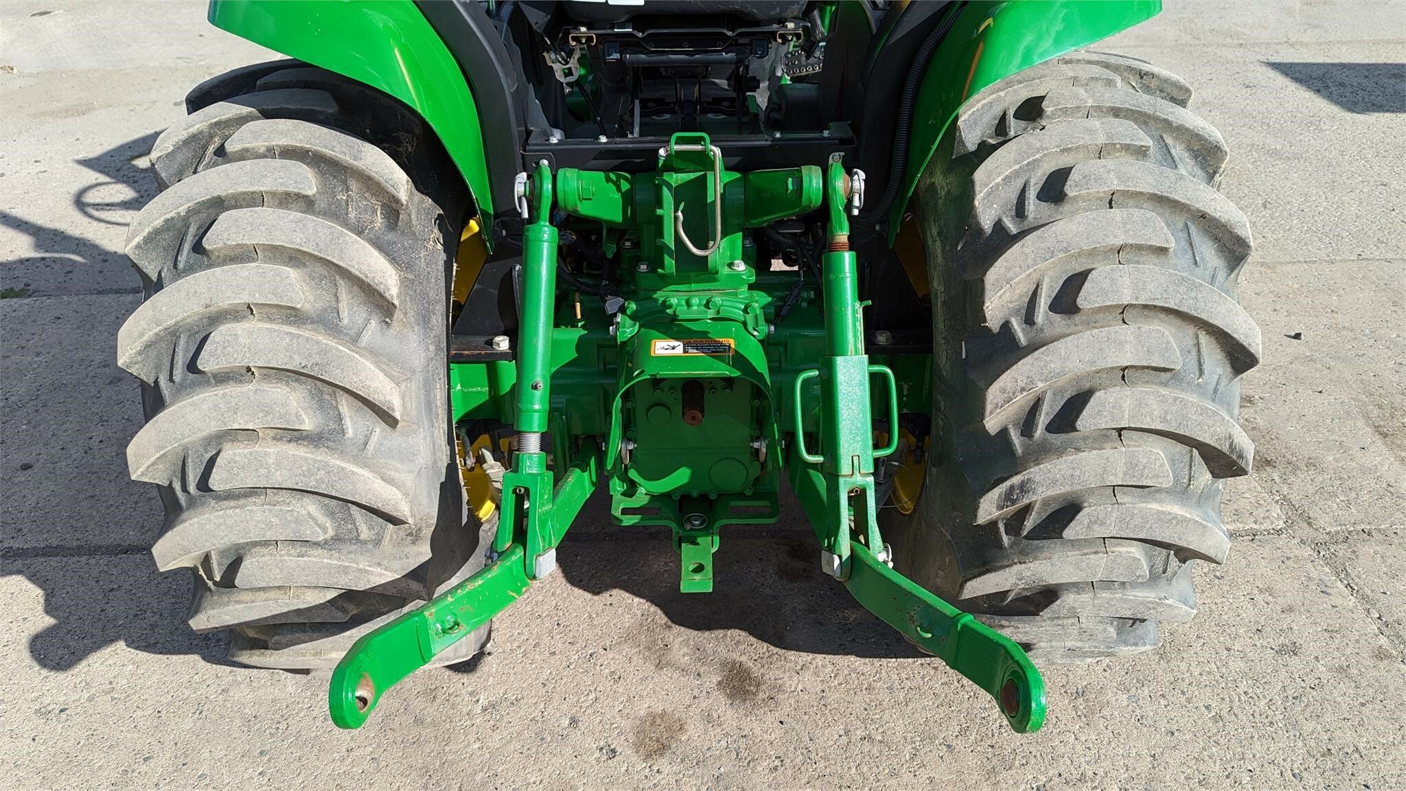 2015 John Deere 3033R Tractor