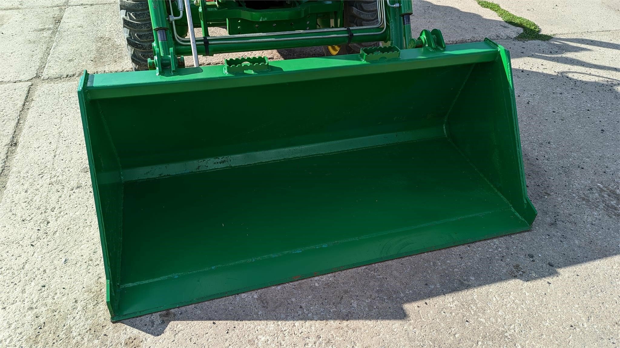 2015 John Deere 3033R Tractor