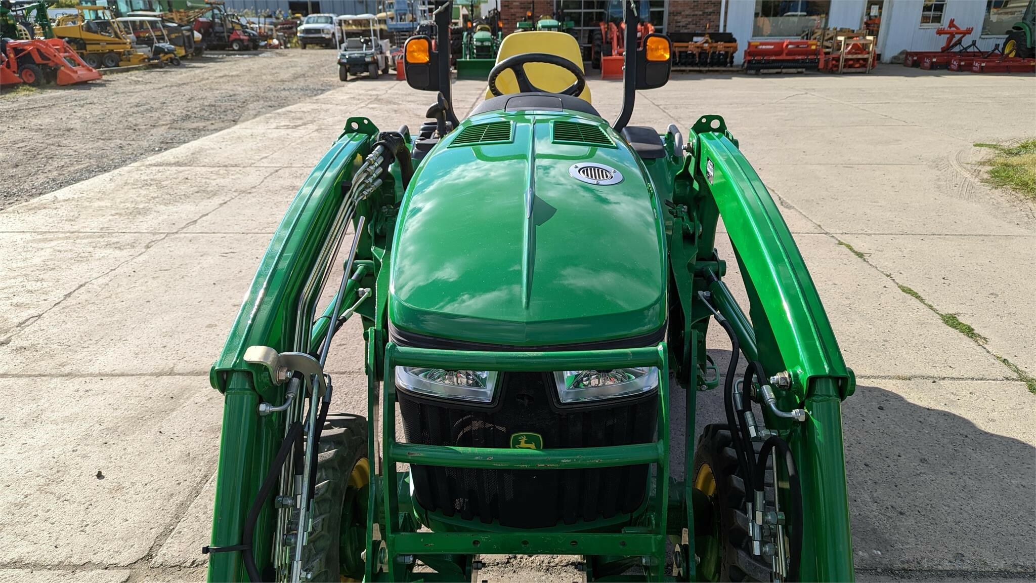 2015 John Deere 3033R Tractor