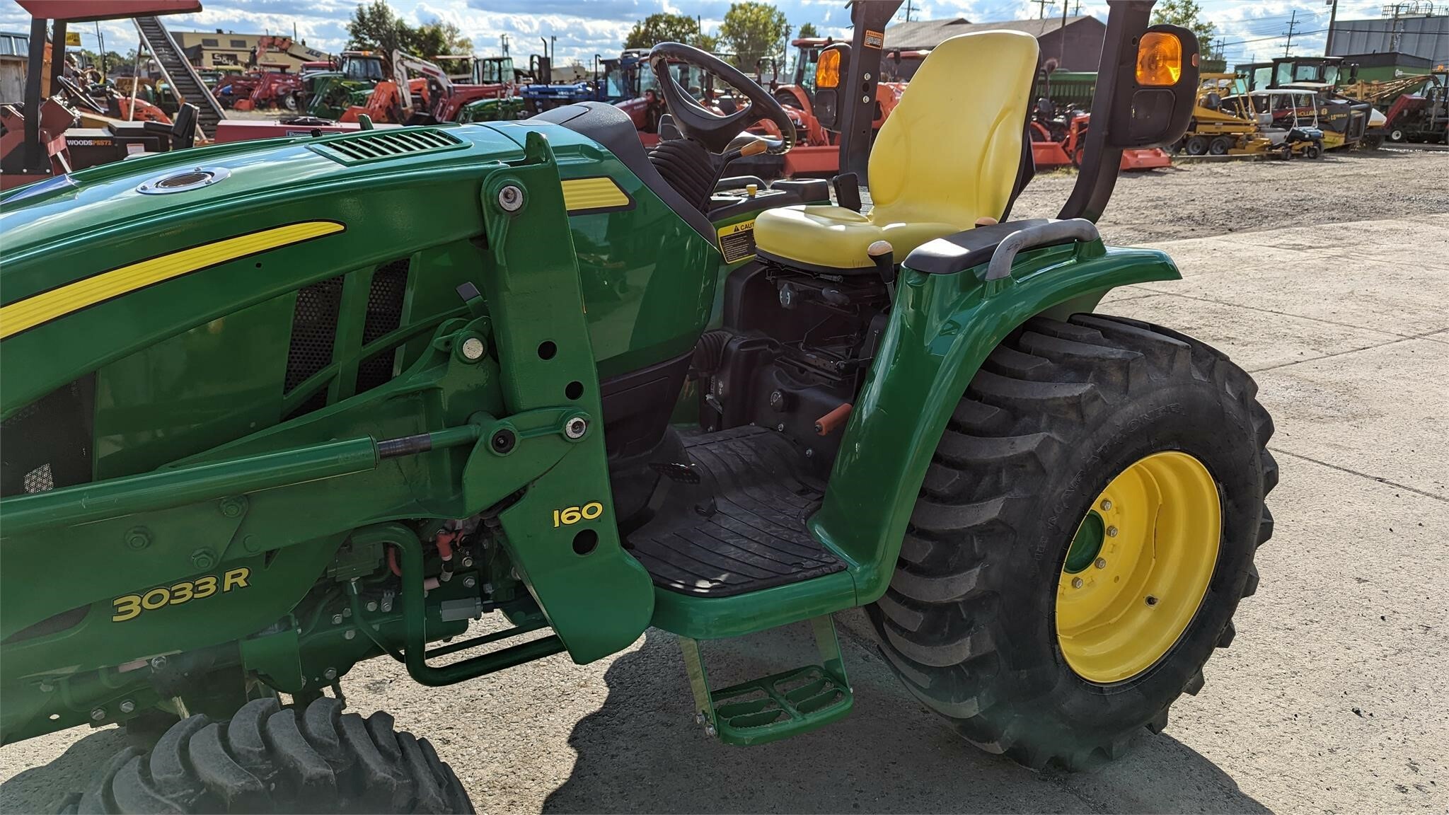 2015 John Deere 3033R Tractor