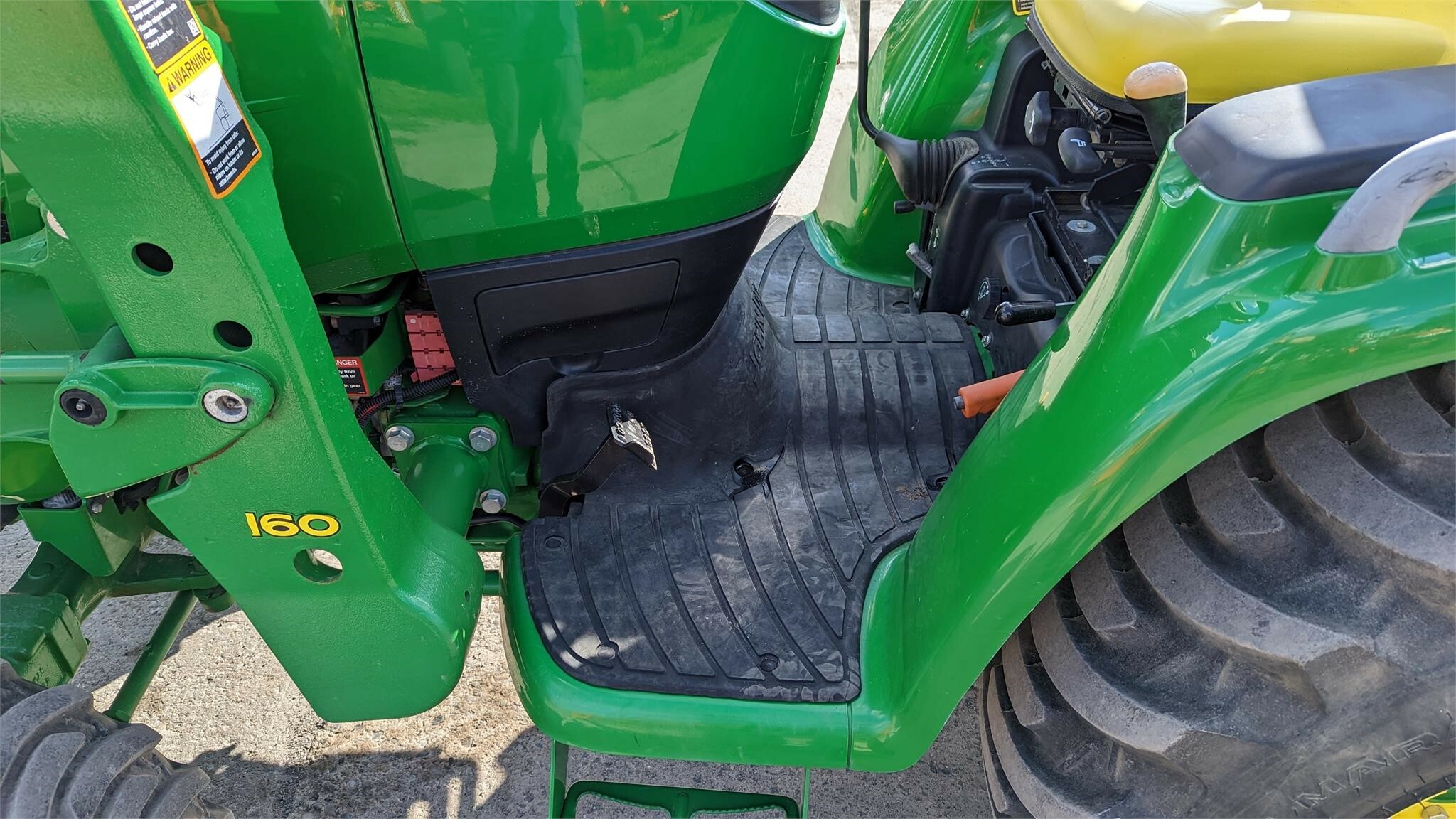 2015 John Deere 3033R Tractor