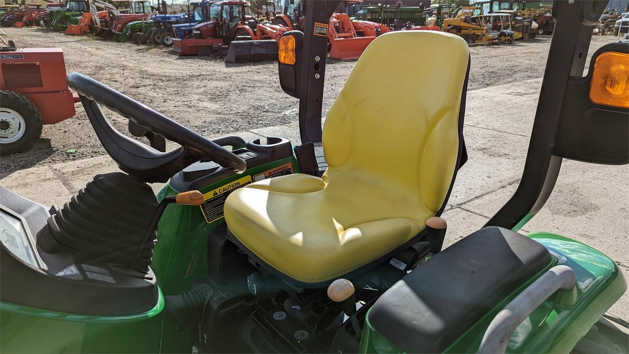 2015 John Deere 3033R Tractor