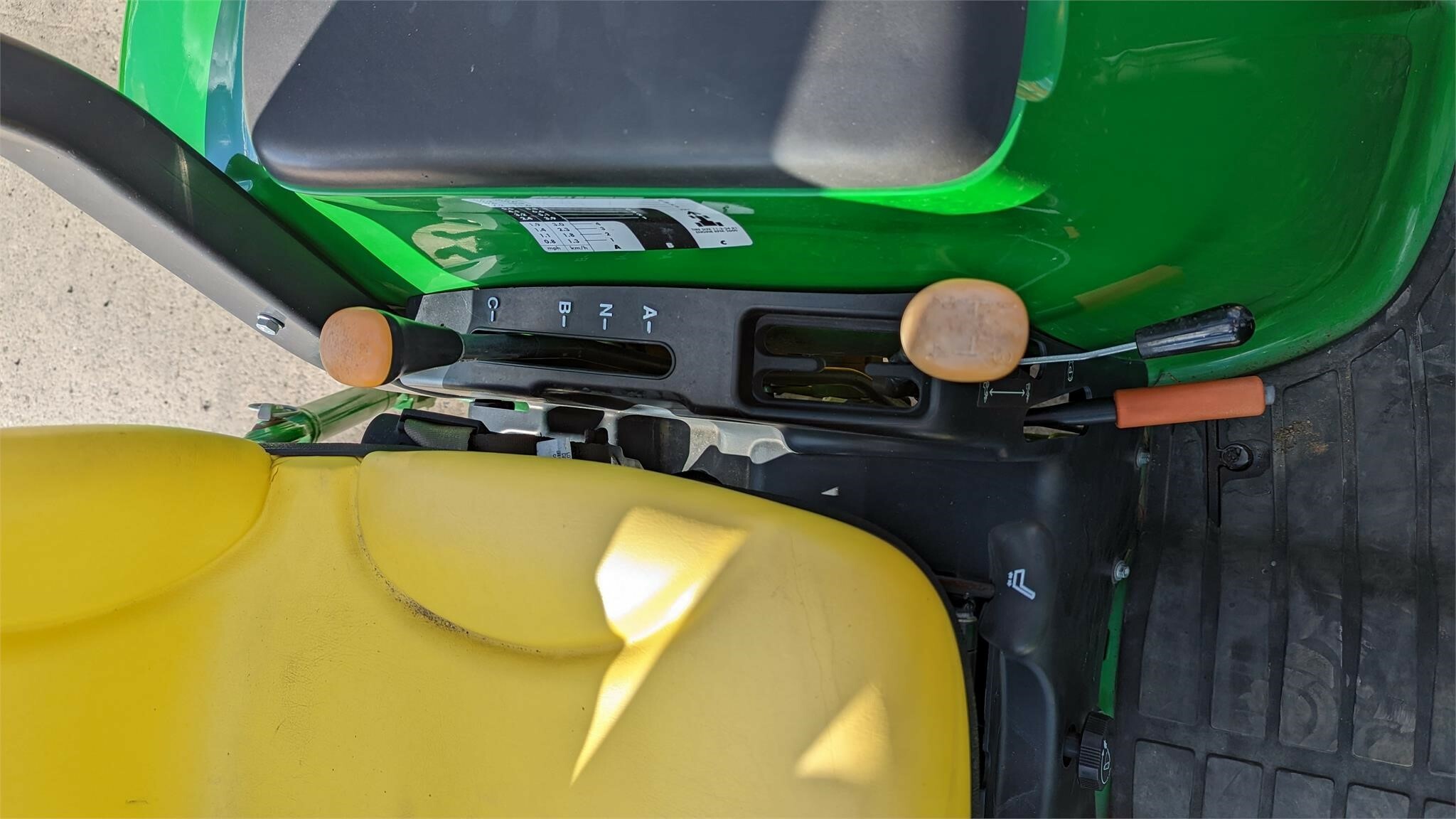 2015 John Deere 3033R Tractor
