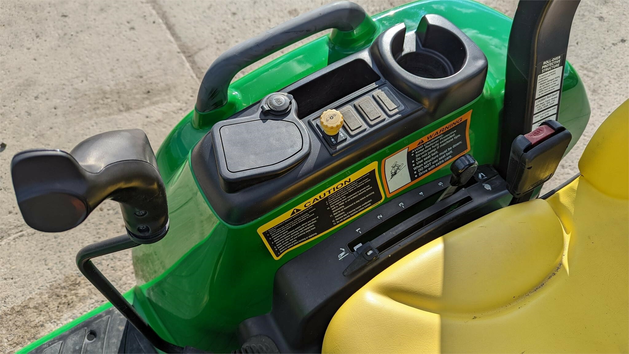 2015 John Deere 3033R Tractor