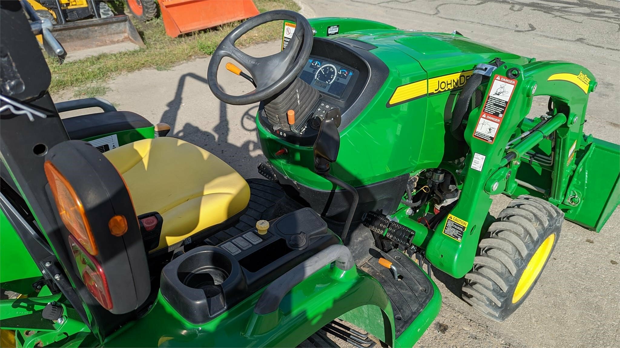 2015 John Deere 3033R Tractor