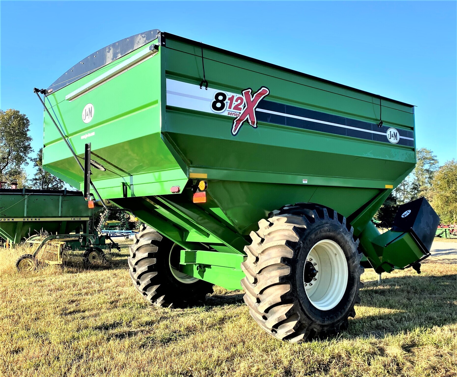 2022 J&M 812-18 Grain Cart