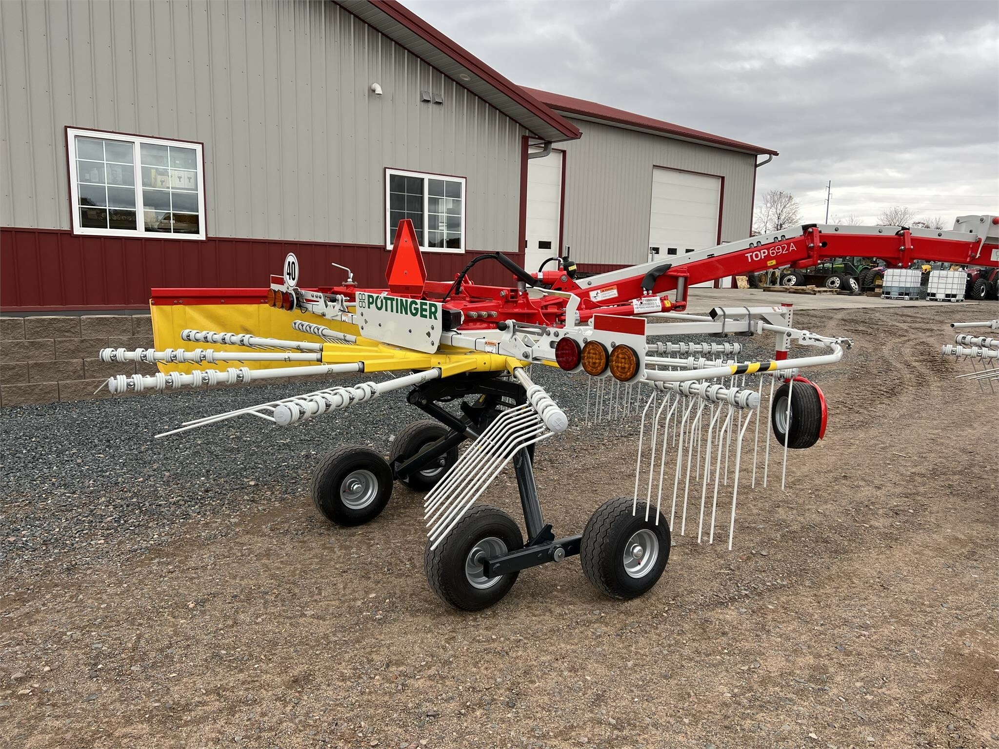 2025 Pottinger TOP 692A Rake