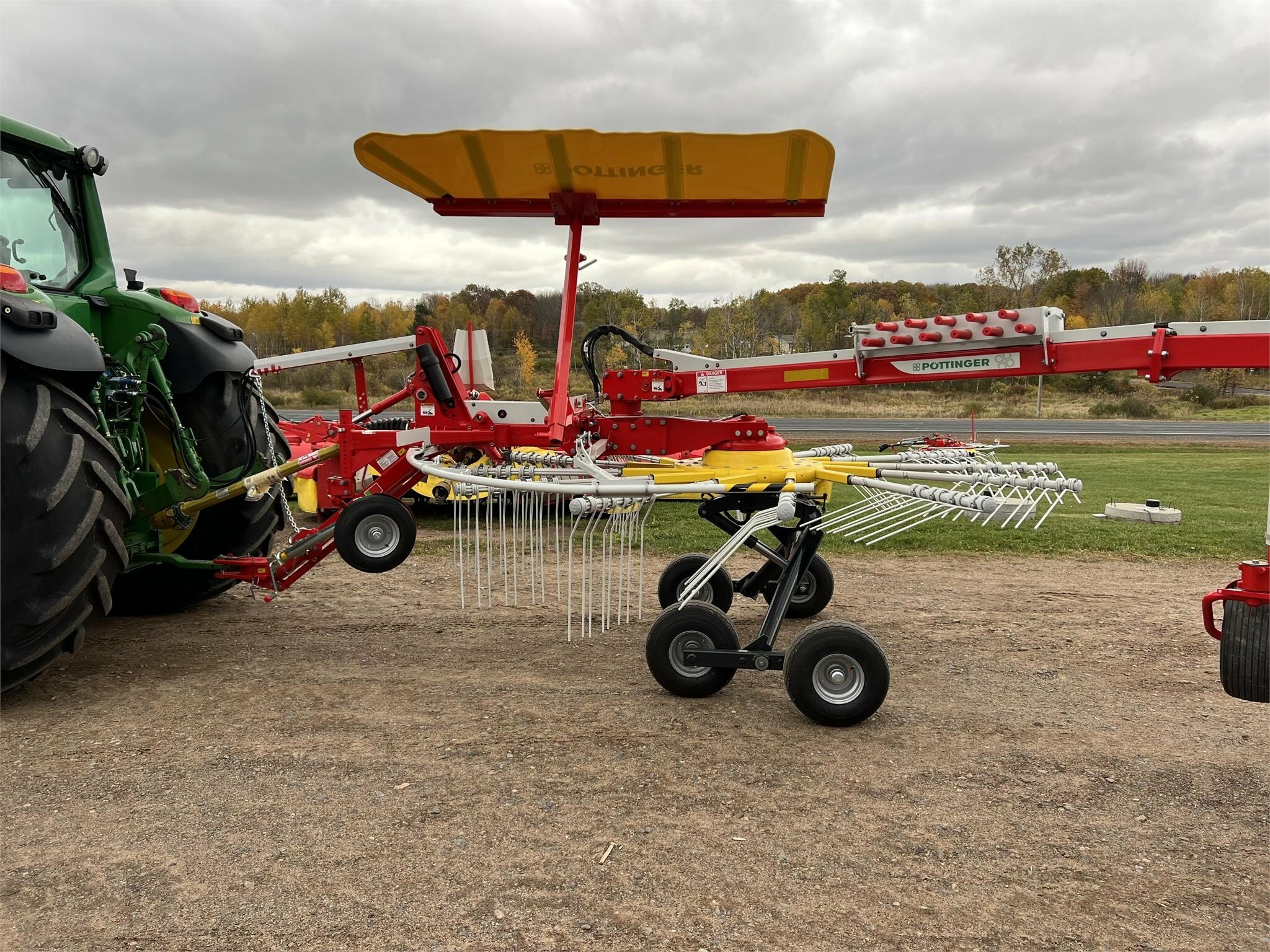 2025 Pottinger TOP 692A Rake