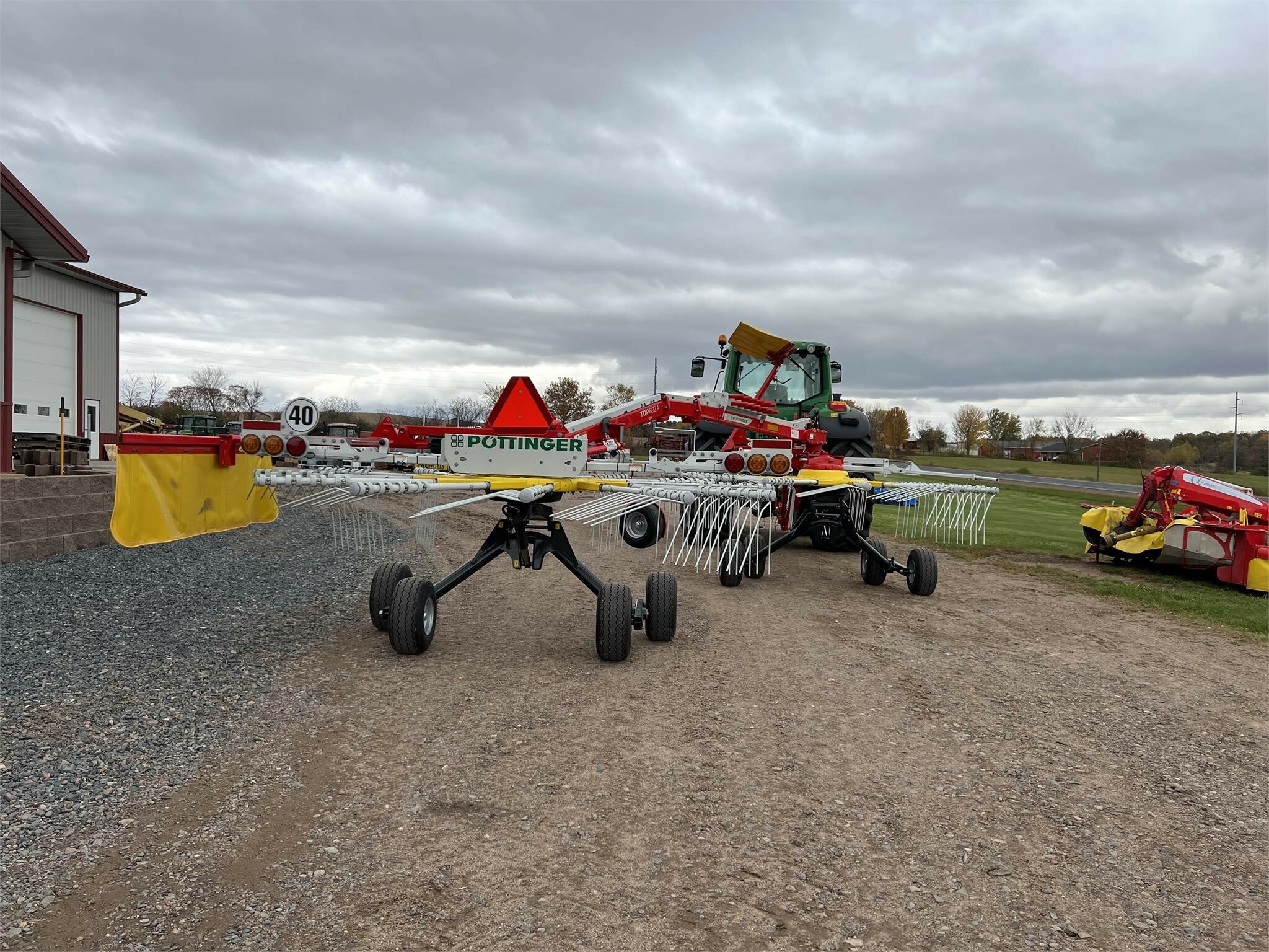 2025 Pottinger TOP 692A Rake