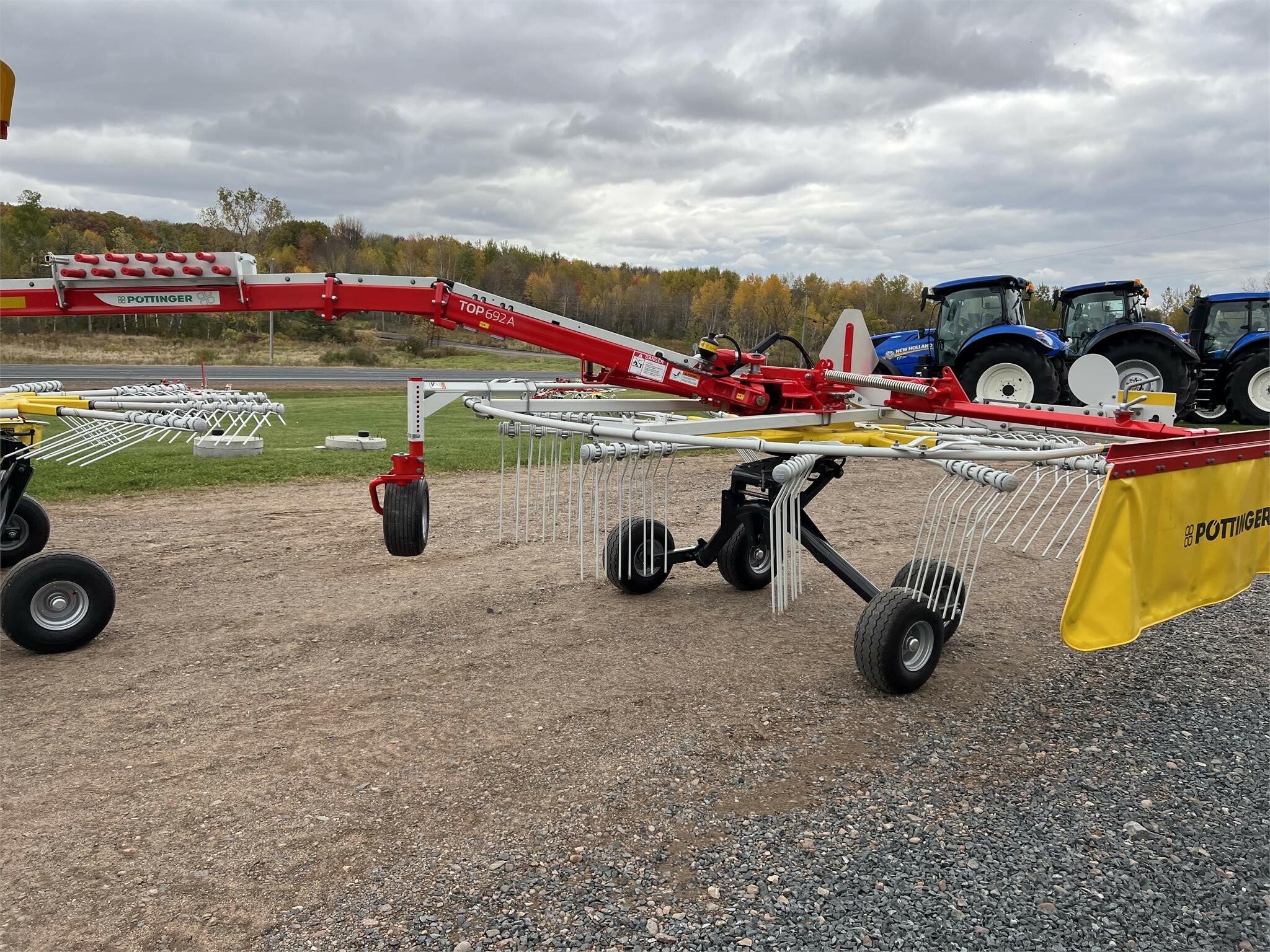 2025 Pottinger TOP 692A Rake