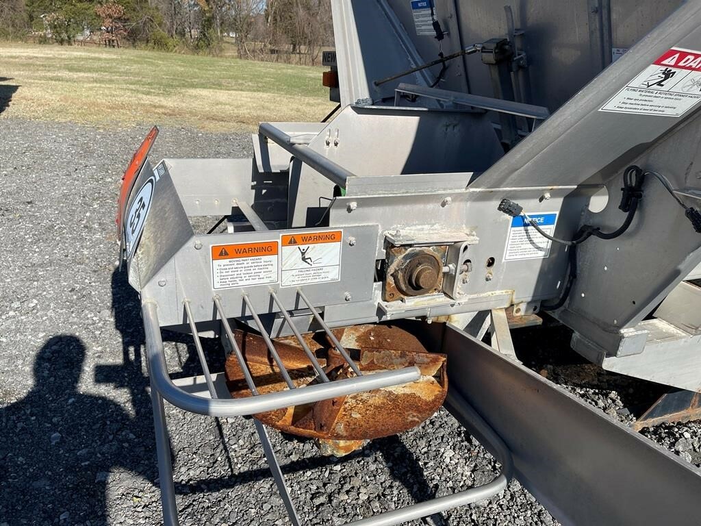 2016 New Leader NL200G4 SelfPropelled Fertilizer Spreader 19,000