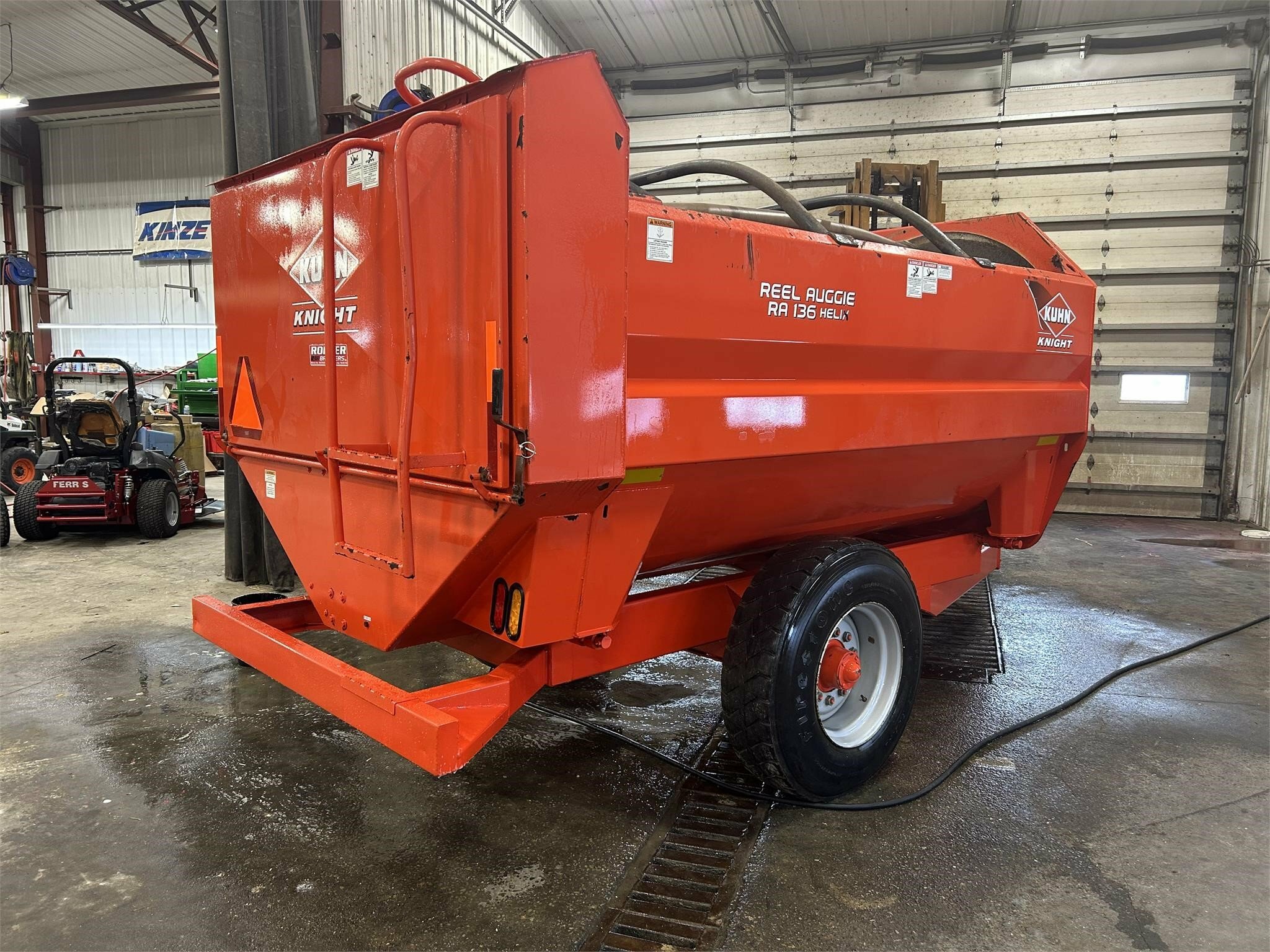  Kuhn Knight RA136 Grinders and Mixer