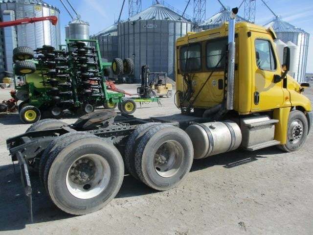 2011 Freightliner Cascadia 125 Semi Trucks/Trailer