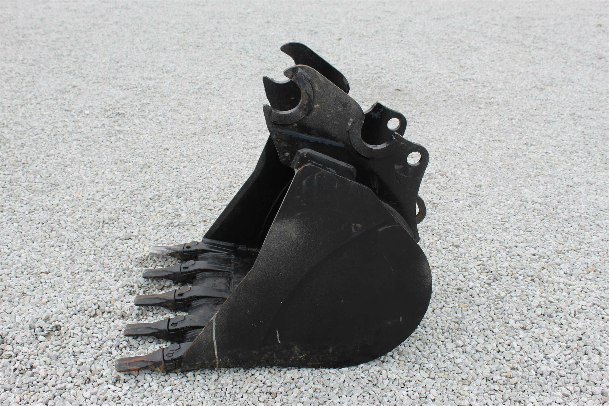  Kubota 2 1/2FT. BUCKET MODEL# K7433A Backhoe and Excavator Attachment