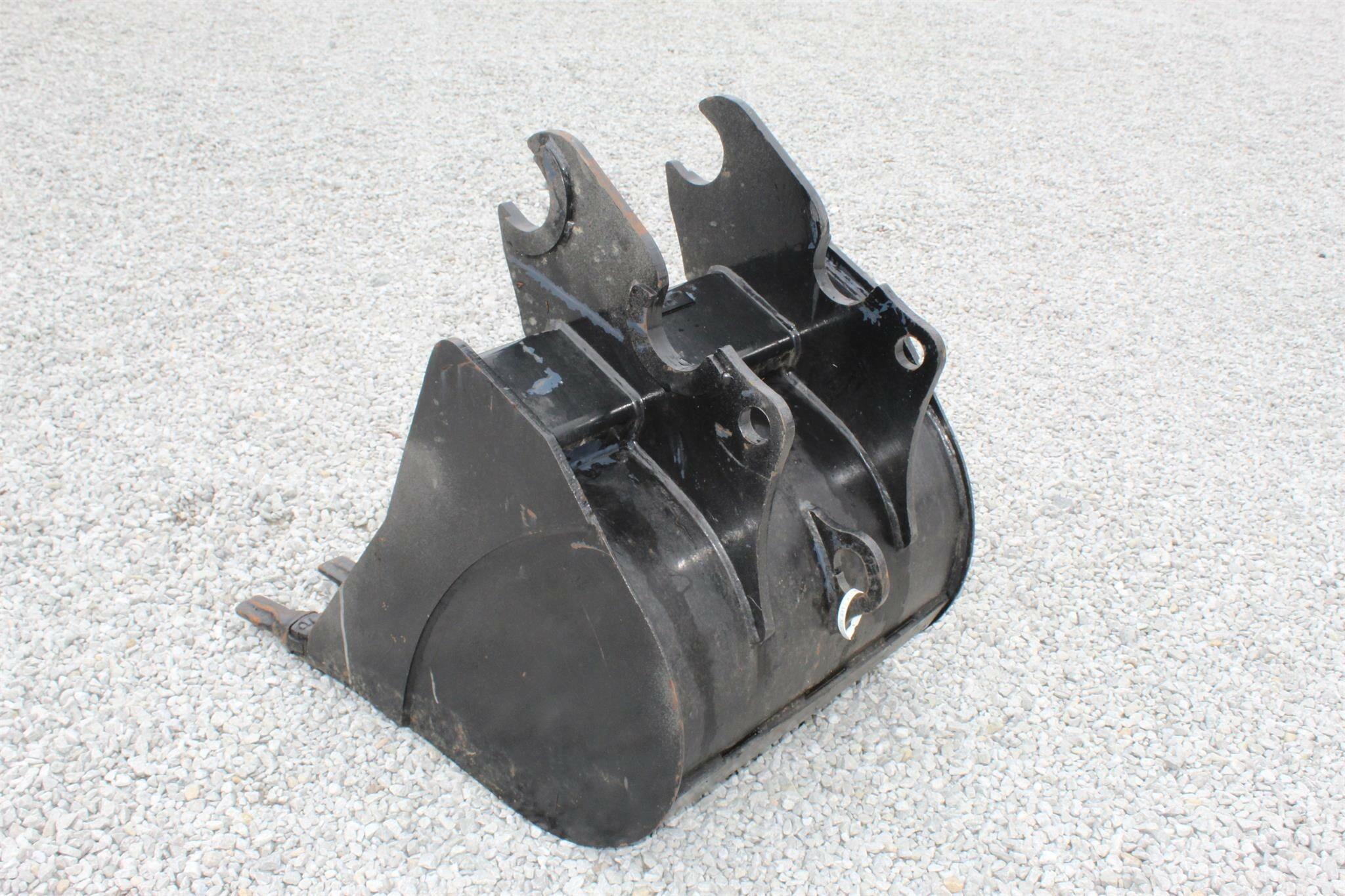  Kubota 2 1/2FT. BUCKET MODEL# K7433A Backhoe and Excavator Attachment