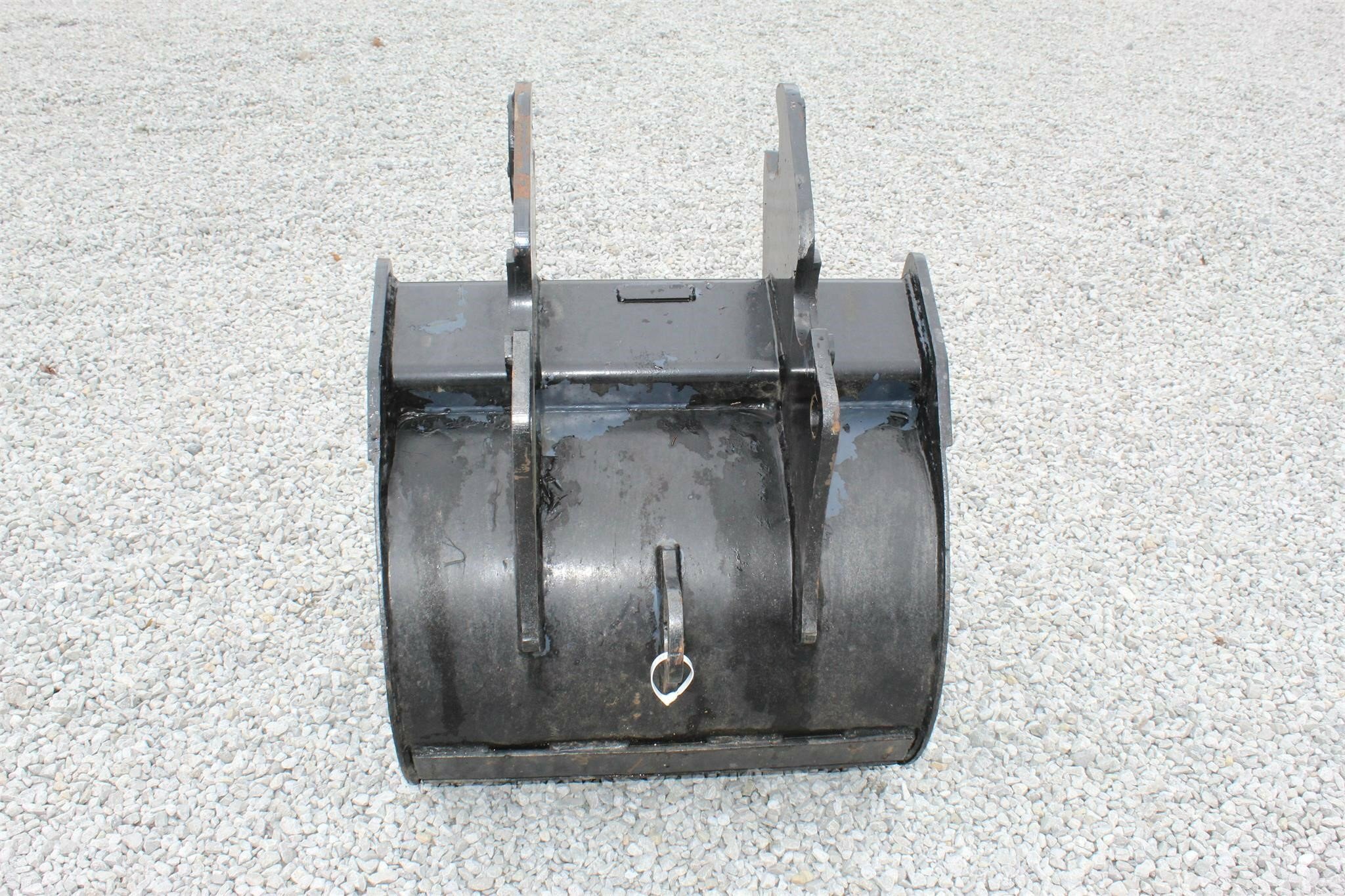  Kubota 2 1/2FT. BUCKET MODEL# K7433A Backhoe and Excavator Attachment