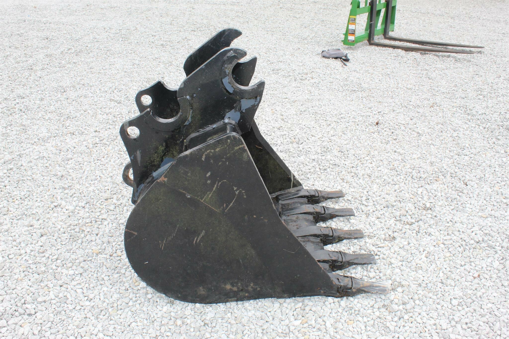  Kubota 2 1/2FT. BUCKET MODEL# K7433A Backhoe and Excavator Attachment